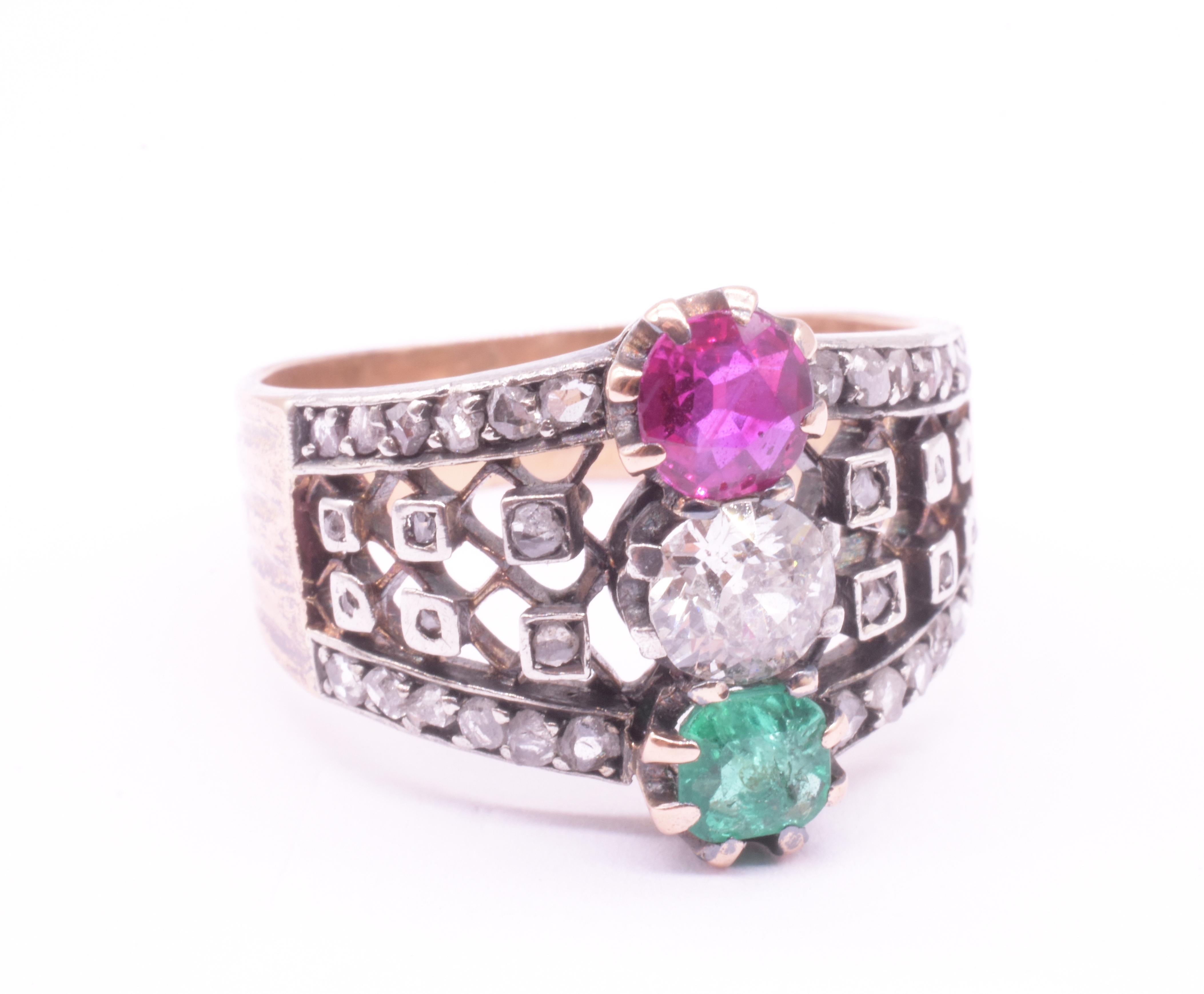 Belle Epoque Smaragd, Rubin und Diamant Ring mit durchbrochenem Band im Angebot 9
