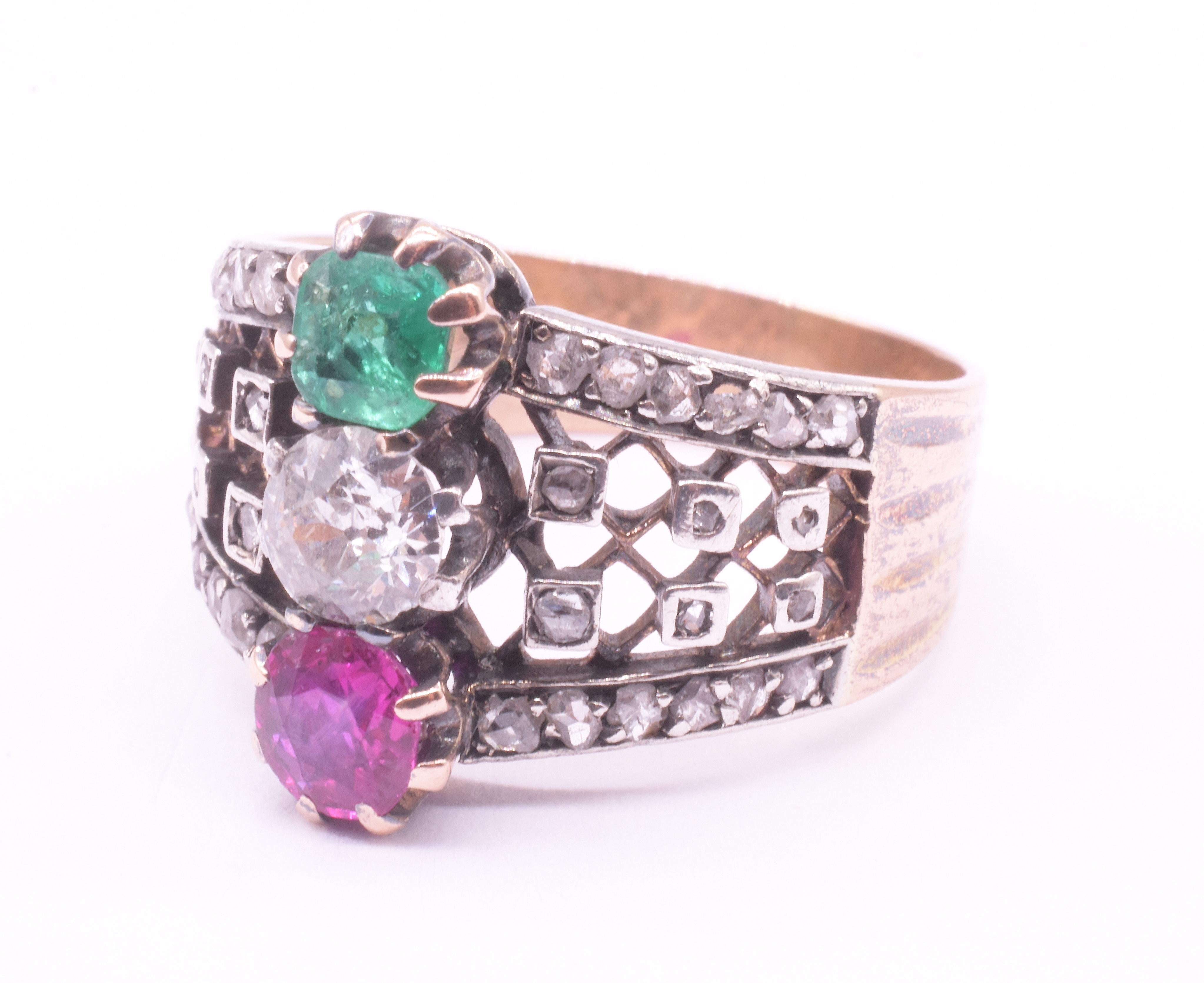 Belle Epoque Smaragd, Rubin und Diamant Ring mit durchbrochenem Band im Angebot 10