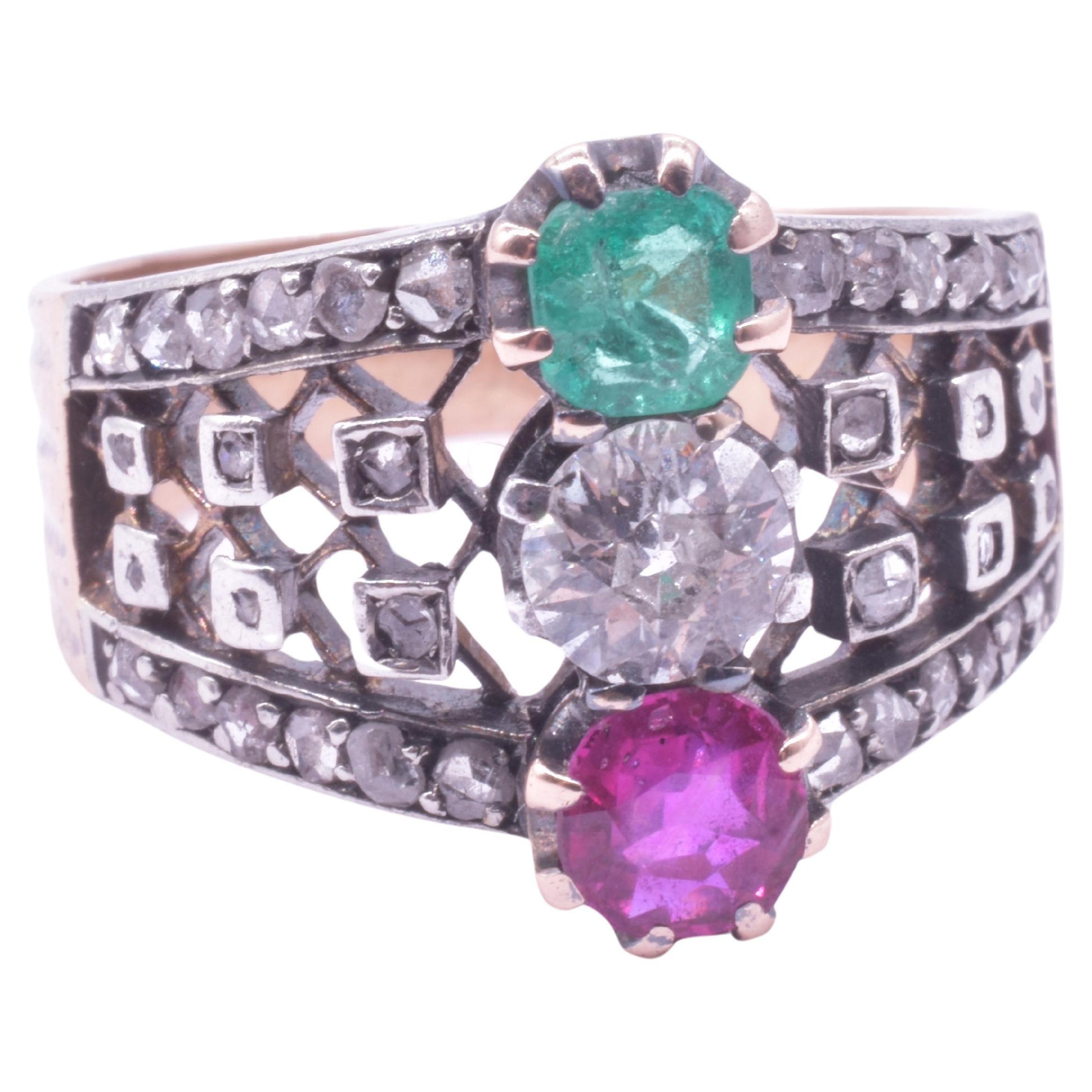 Belle Epoque Smaragd, Rubin und Diamant Ring mit durchbrochenem Band (Belle Époque) im Angebot