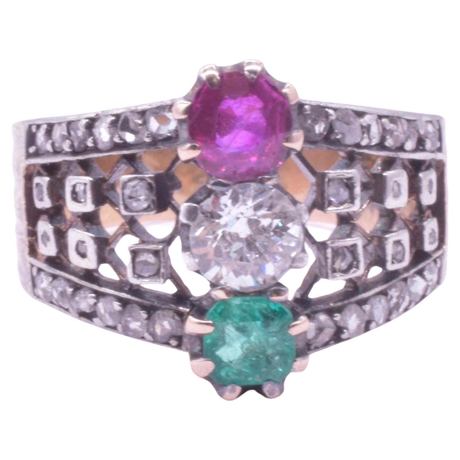 Belle Epoque Smaragd, Rubin und Diamant Ring mit durchbrochenem Band (Smaragdschliff) im Angebot