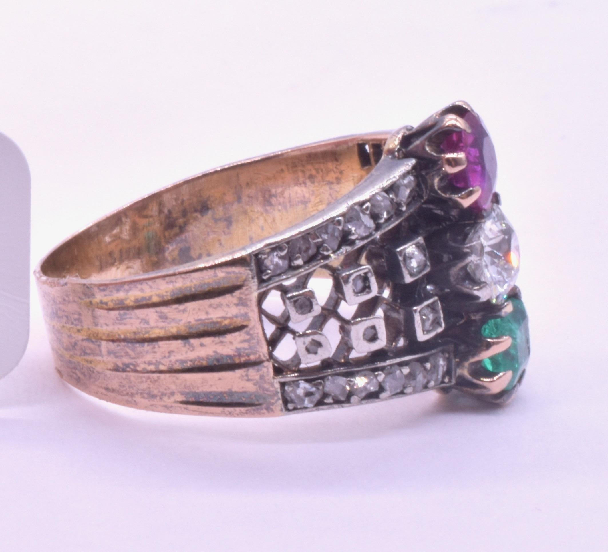 Belle Epoque Smaragd, Rubin und Diamant Ring mit durchbrochenem Band Damen im Angebot