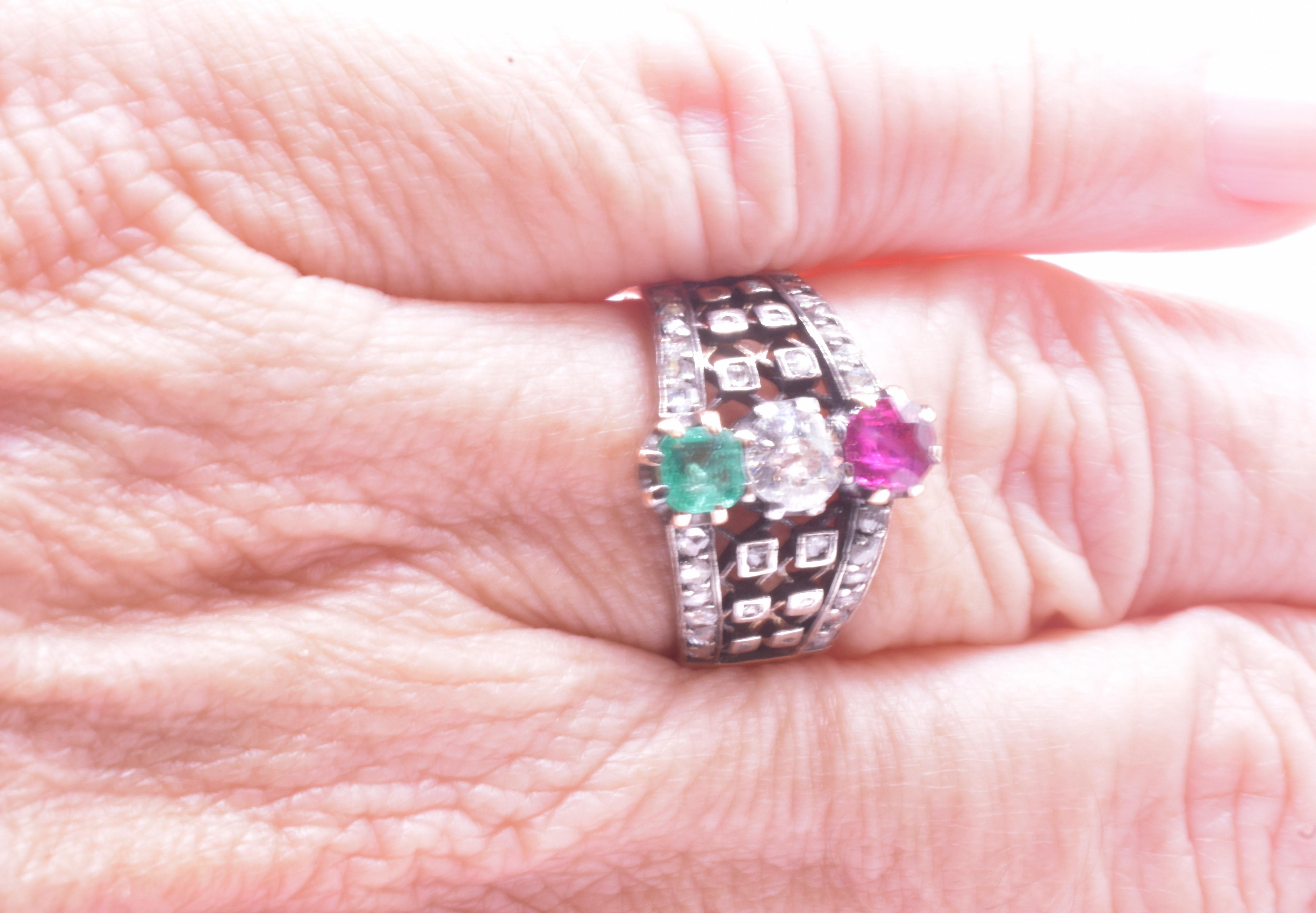 Belle Epoque Smaragd, Rubin und Diamant Ring mit durchbrochenem Band im Angebot 1