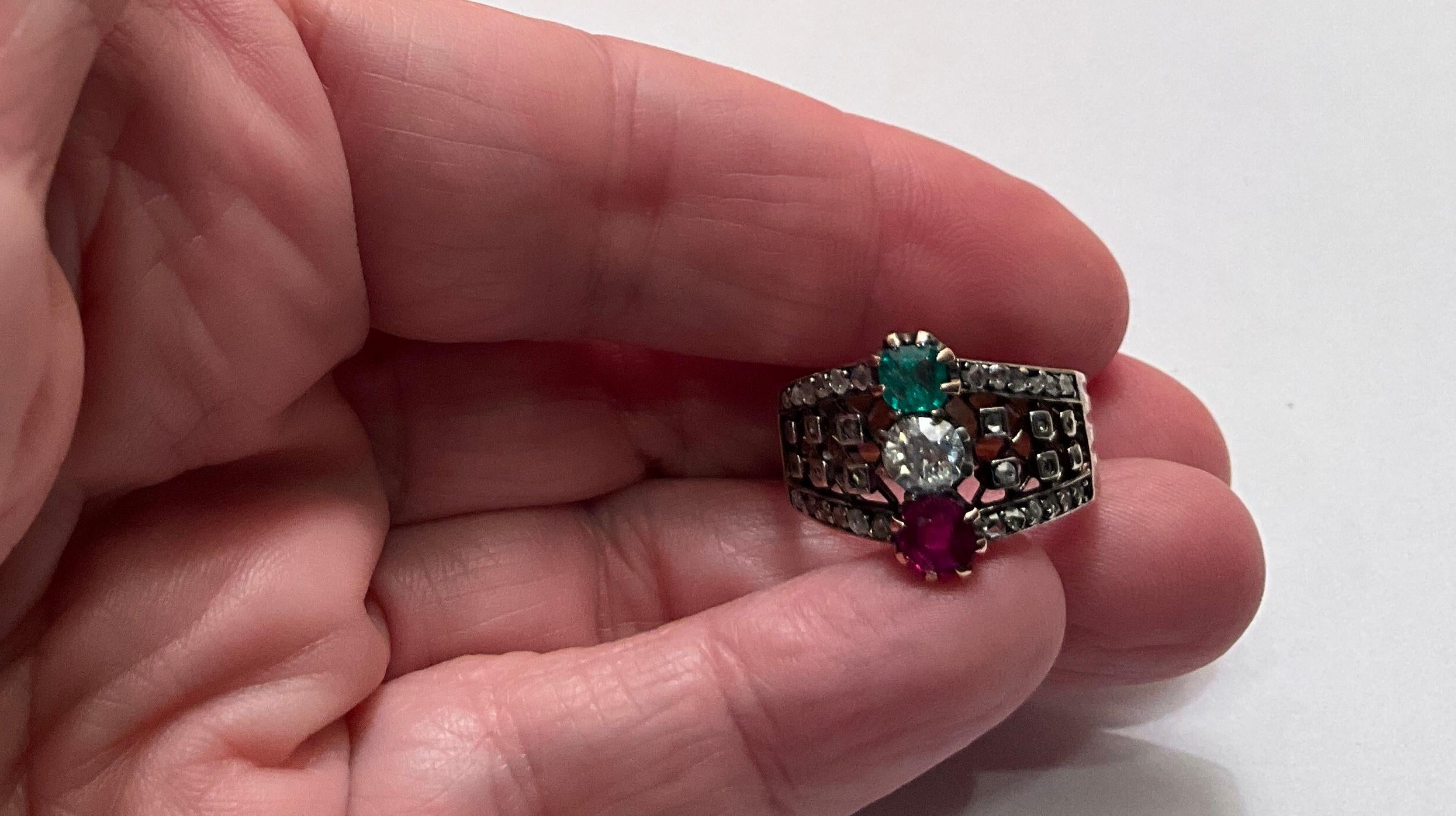 Belle Epoque Smaragd, Rubin und Diamant Ring mit durchbrochenem Band im Angebot 2