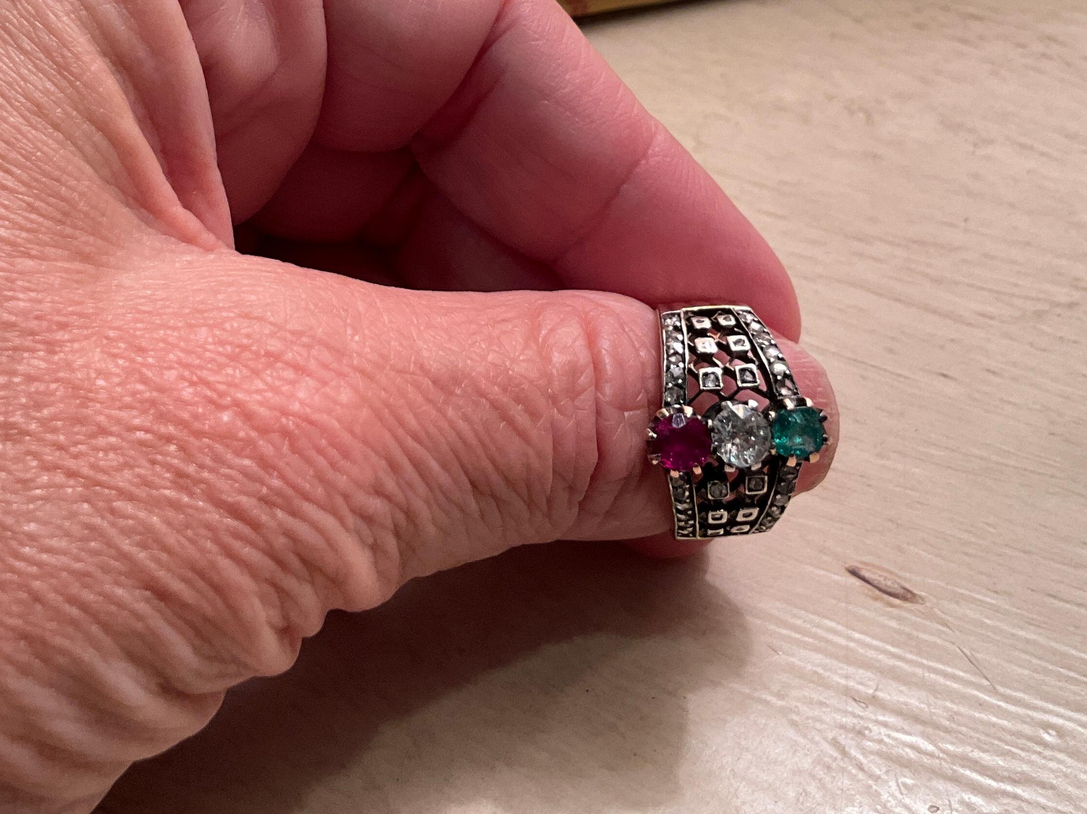 Belle Epoque Smaragd, Rubin und Diamant Ring mit durchbrochenem Band im Angebot 3