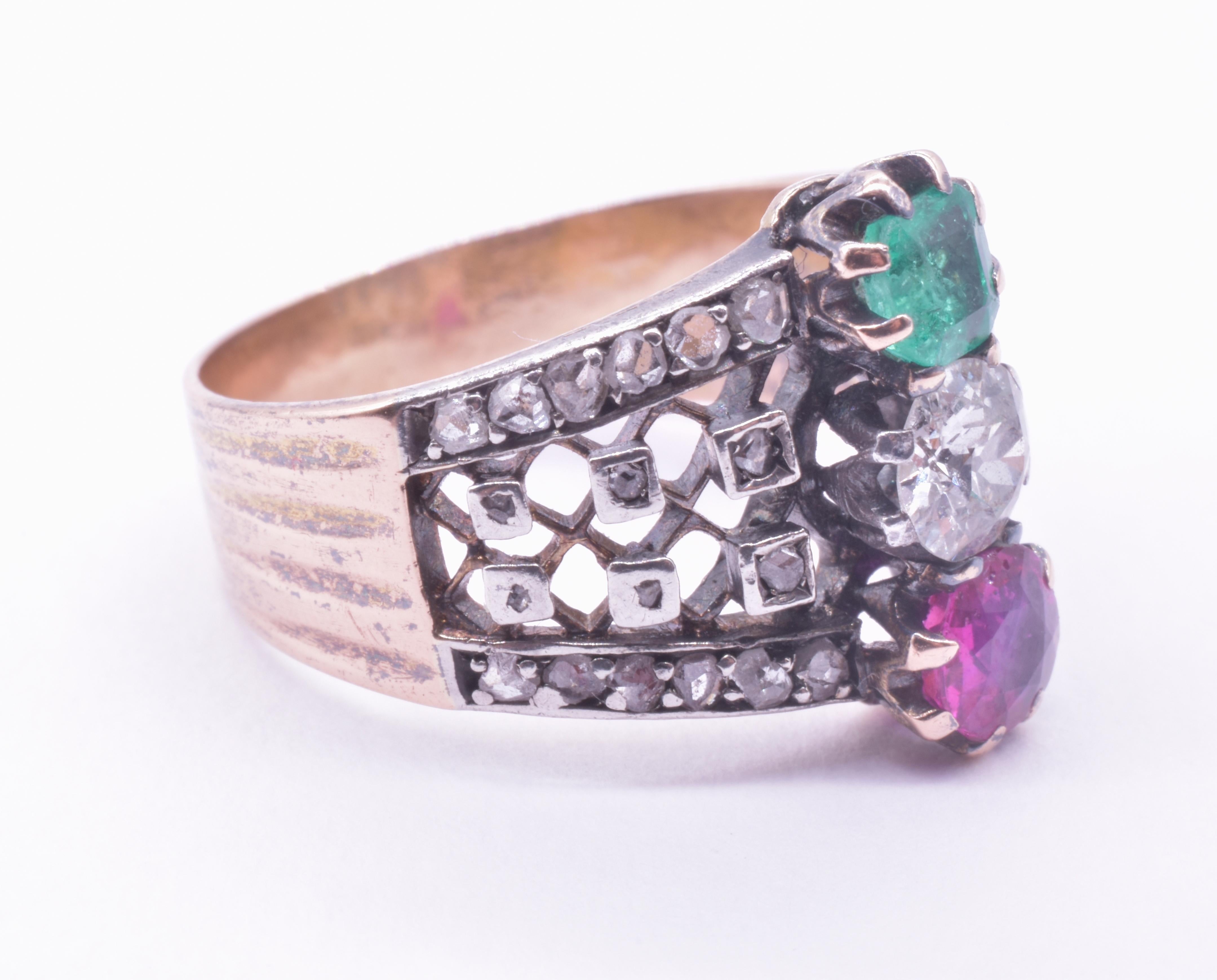 Belle Epoque Smaragd, Rubin und Diamant Ring mit durchbrochenem Band im Angebot 4