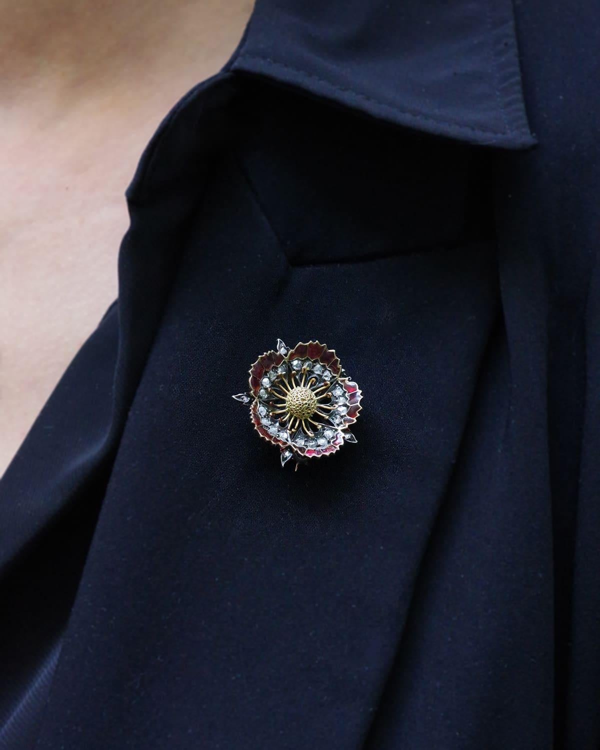 Broche coquelicot en émail Belle Epoque en or 18k et argent, émail plique-à-jour Bon état - En vente à PARIS, FR