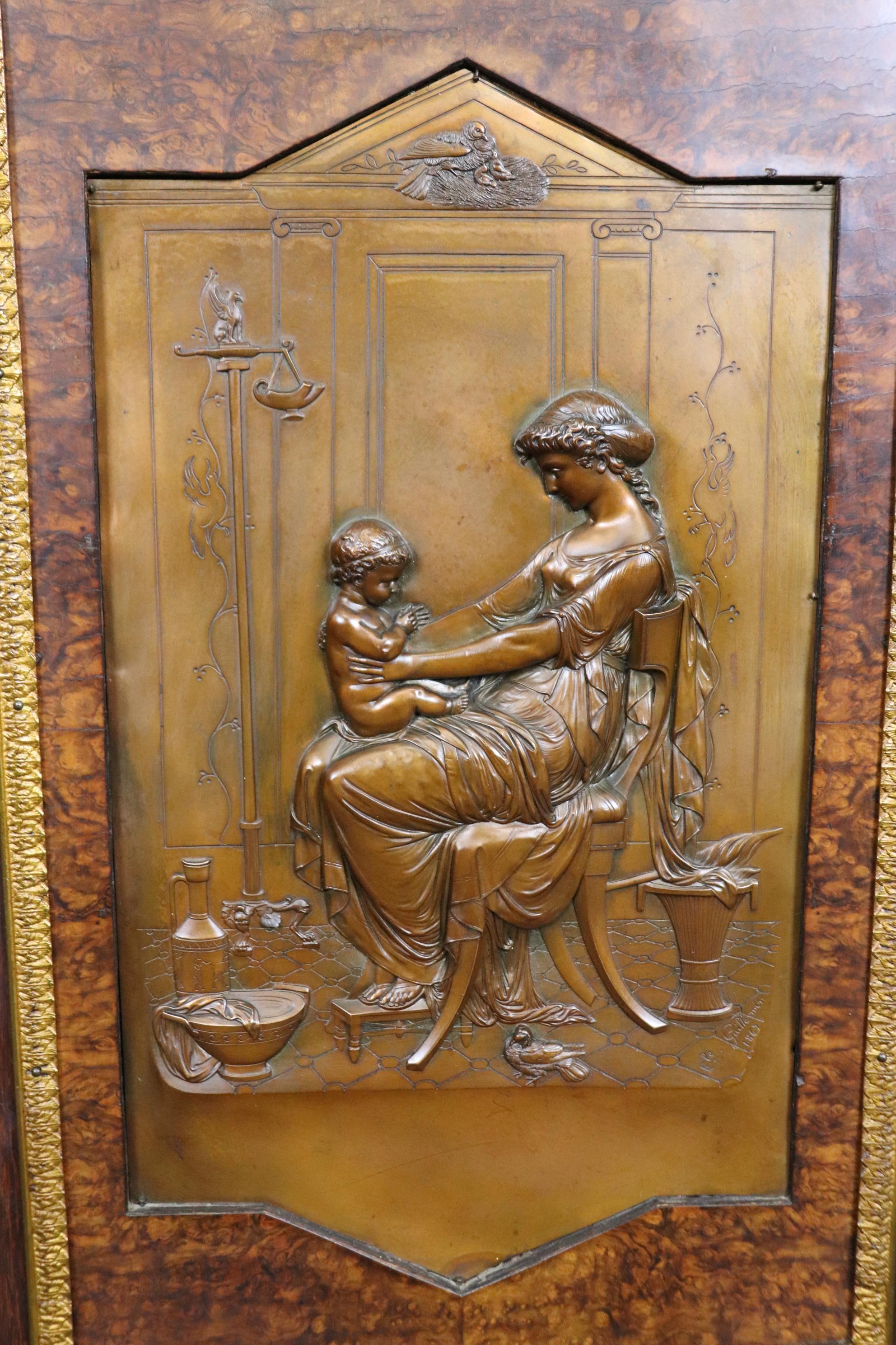 Il s'agit d'un rare meuble à dessus en marbre incroyablement bien défini avec des plaques sculpturales en bronze d'Emile Guillemin. Le coffret en noyer et bouleau est orné d'incroyables bronzes dorés et d'une magnifique plaque de marbre sur le