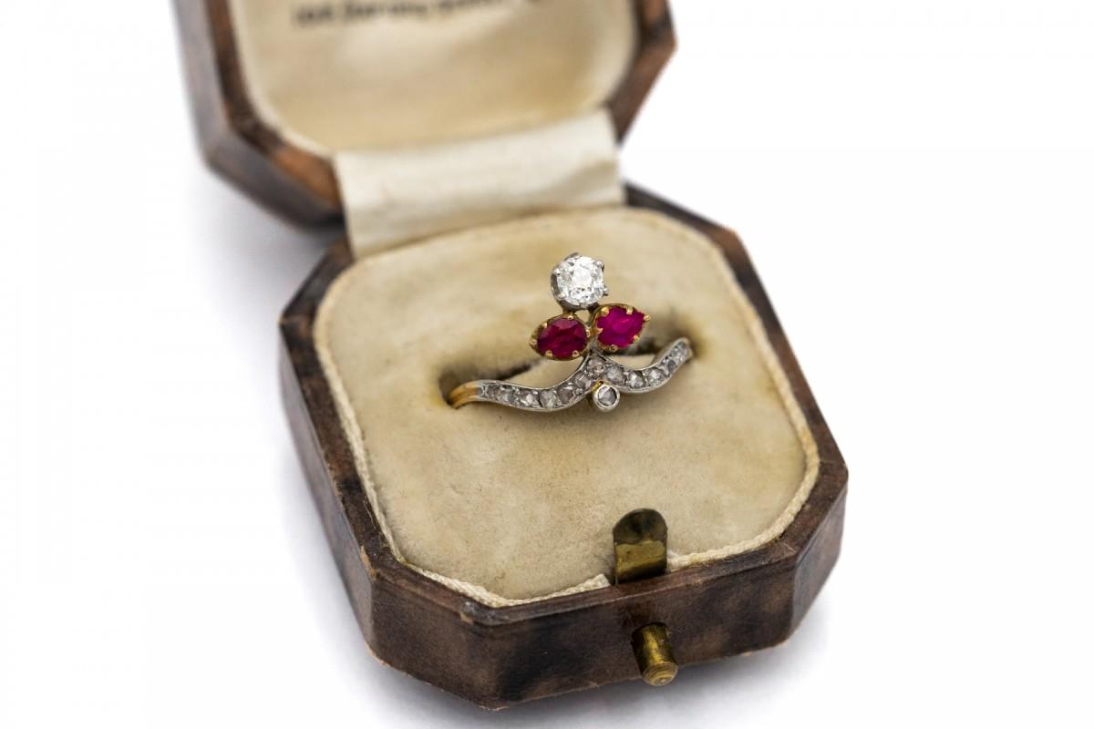 Belle Époque Belle Epoque Fleur De Lys Ring with Rubies and Diamonds, France, early XX cent. For Sale