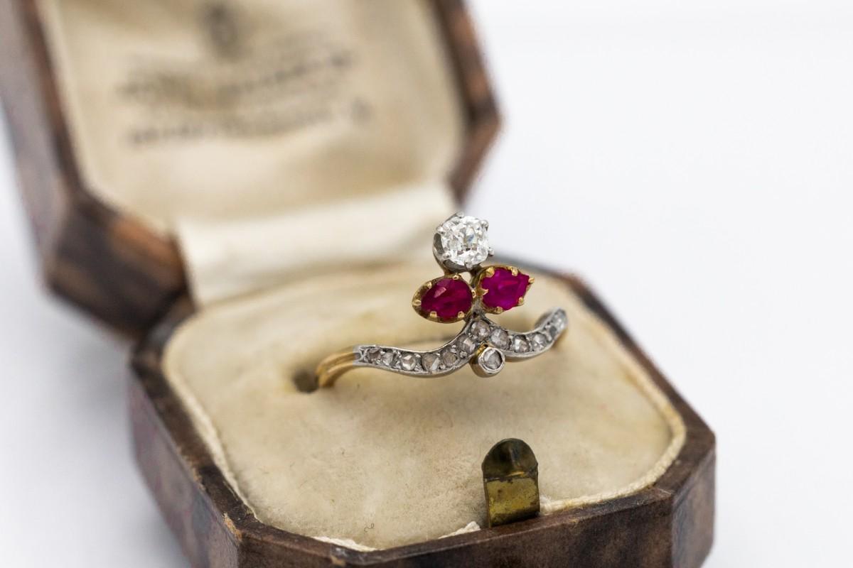 Women's or Men's Belle Epoque Fleur De Lys Ring with Rubies and Diamonds, France, early XX cent. For Sale