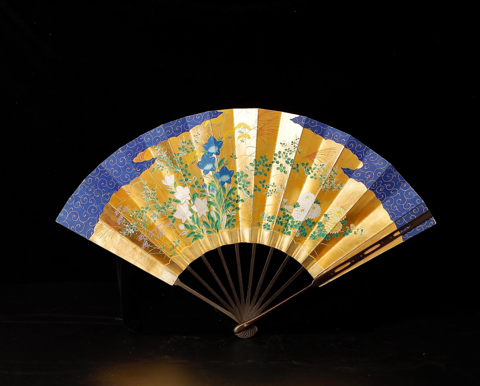 This exquisite early 20th-century hand-painted fan (SKU: ZD25) is a superb reflection of aristocratic elegance, once a cherished accessory of a noble lady. Finely crafted with an artist’s touch, the fan is a canvas of golden opulence, showcasing a