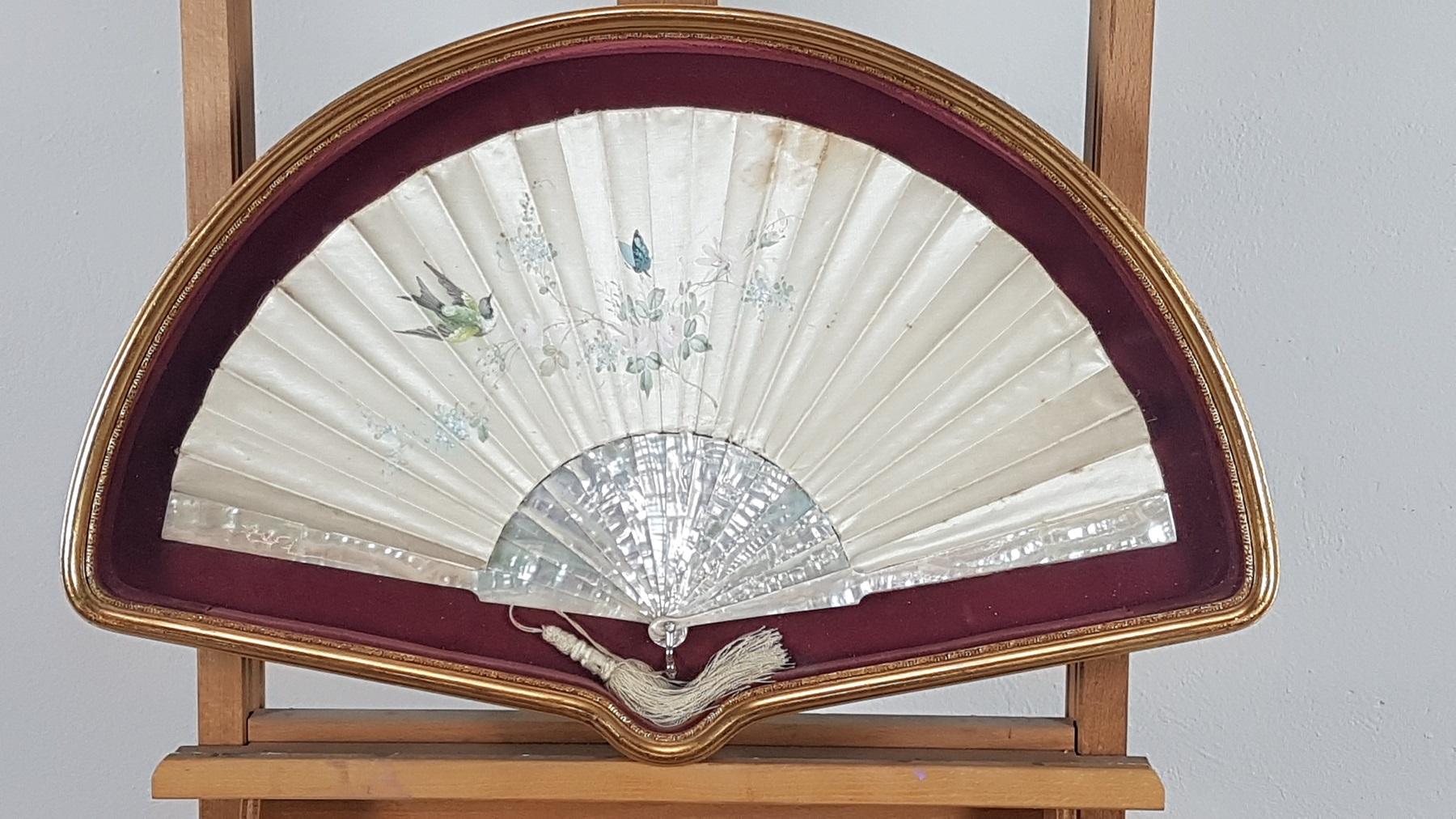Rare Belle Époque folding fan in silk, mother of pearl with hand painted decorations.