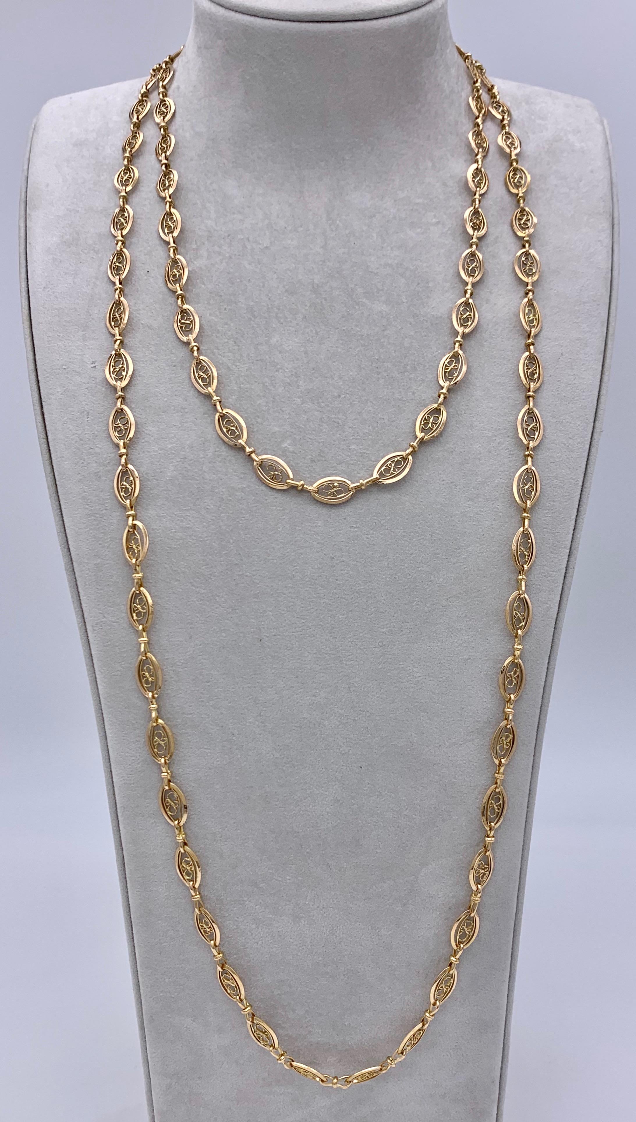 Beautiful French Bel Époque 18 karat gold sautoir made out of oval links. Each link is composed of one larger and one smaller oval link. The centre of the smaller oval is decorated with an ornament made of gold wire. The ovals are joined by links