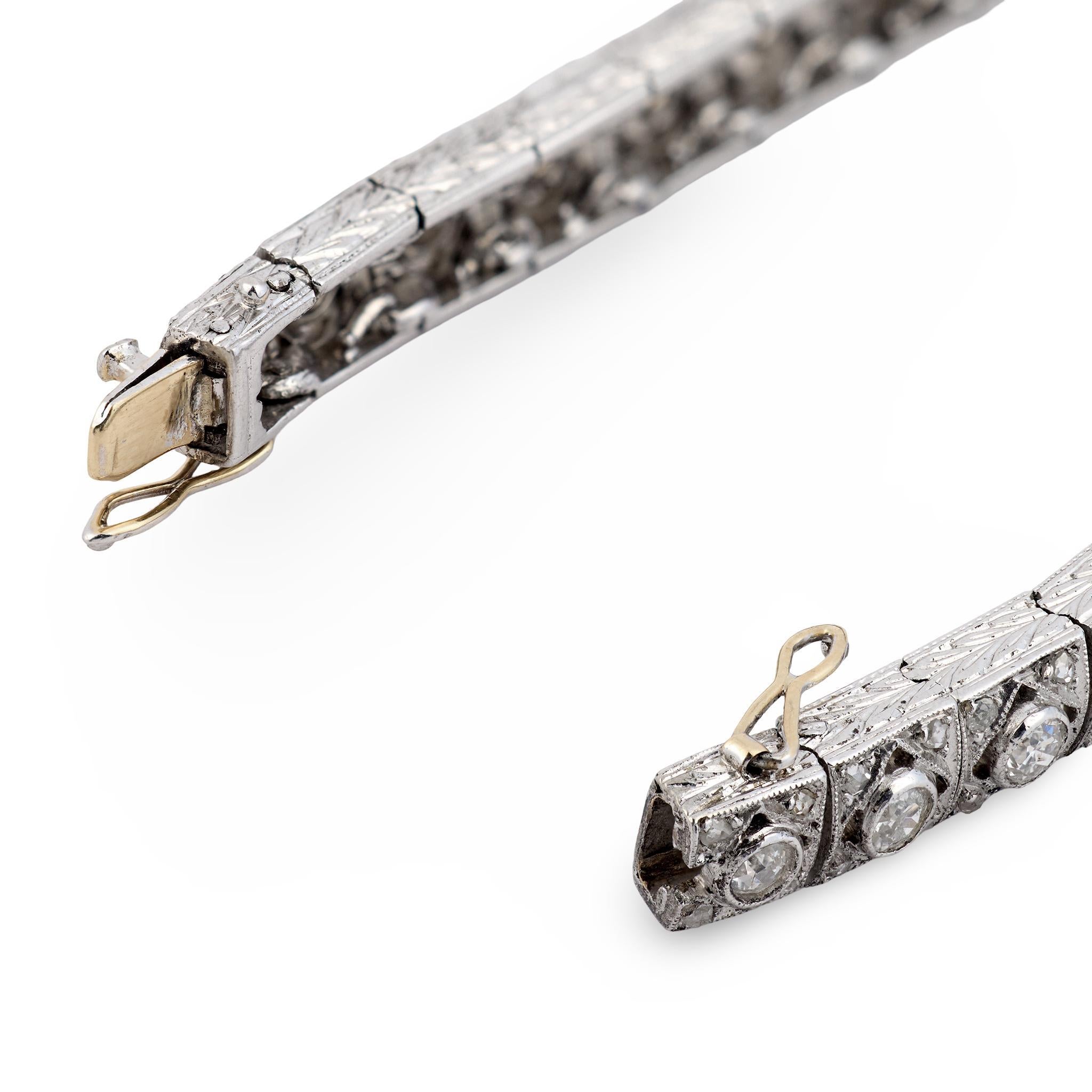 Dieses exquisite französische Armband aus der Belle Époque verkörpert die Anmut, Raffinesse und weibliche Raffinesse, die den Schmuck des frühen 20. Das Armband ist mit 125 Diamanten im Altminen- und Rosenschliff von insgesamt ca. 4,00 Karat besetzt