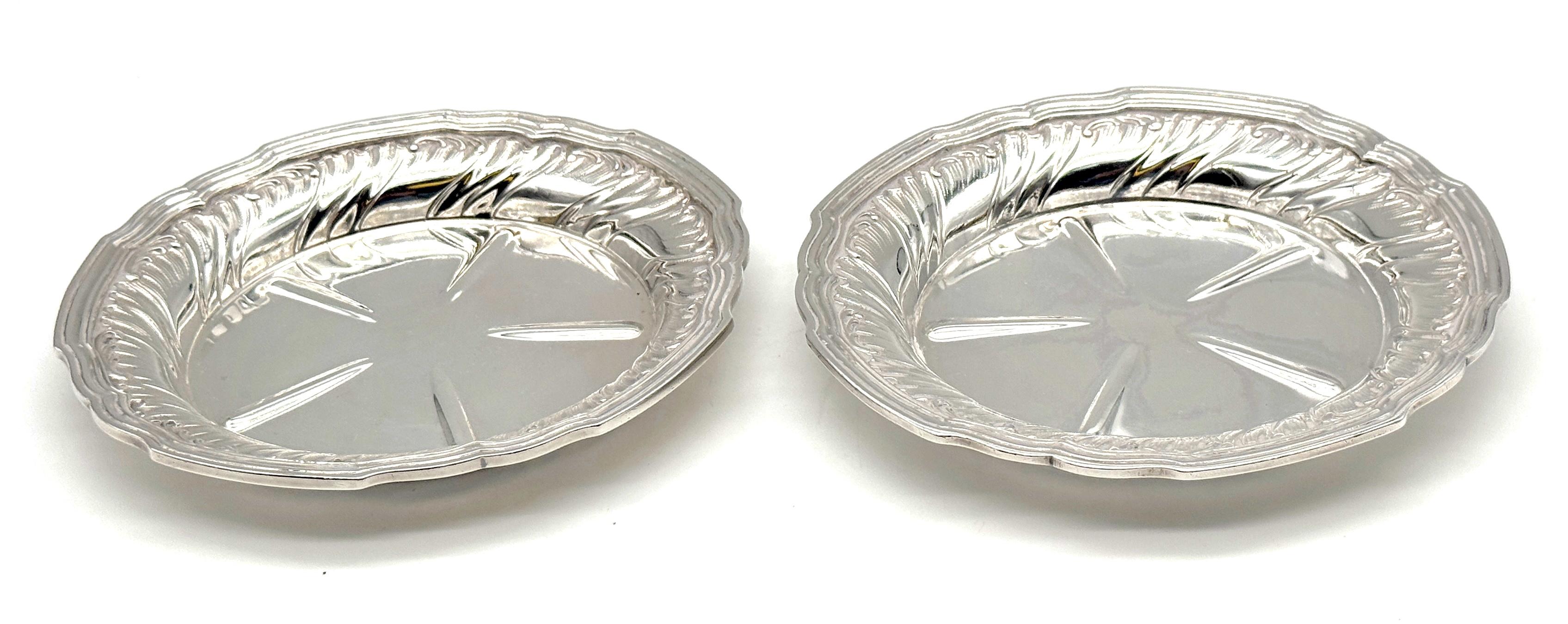 Sottobicchieri da vino in argento .950 Belle Époque francese di L. Lapar, Orfèvre Paris, 1880 circa (coppia)

Una superba ed elegante coppia di sottobicchieri da vino francesi della fine del XIX secolo di L. Lapar, Orfèvre Paris, ciascuno dei quali