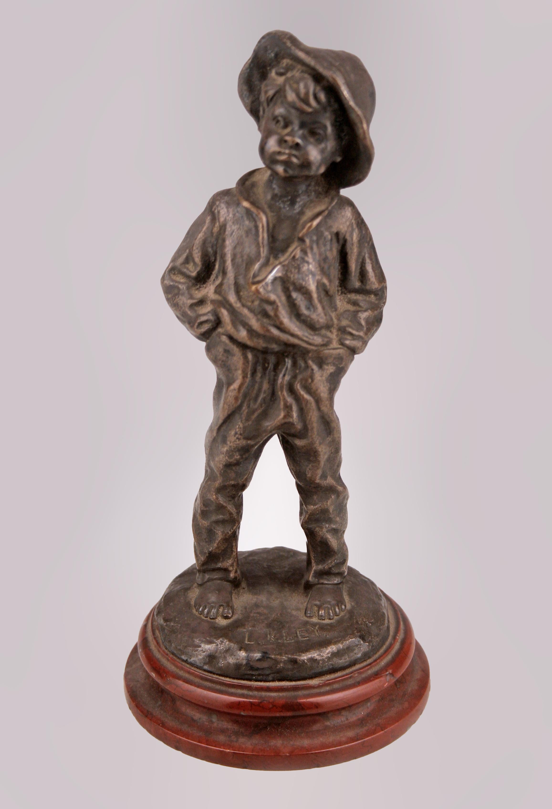 Moulé Sculpture en bronze française de la Belle Époque représentant un garçon avec une combinaison et un chapeau par Louis Kley en vente
