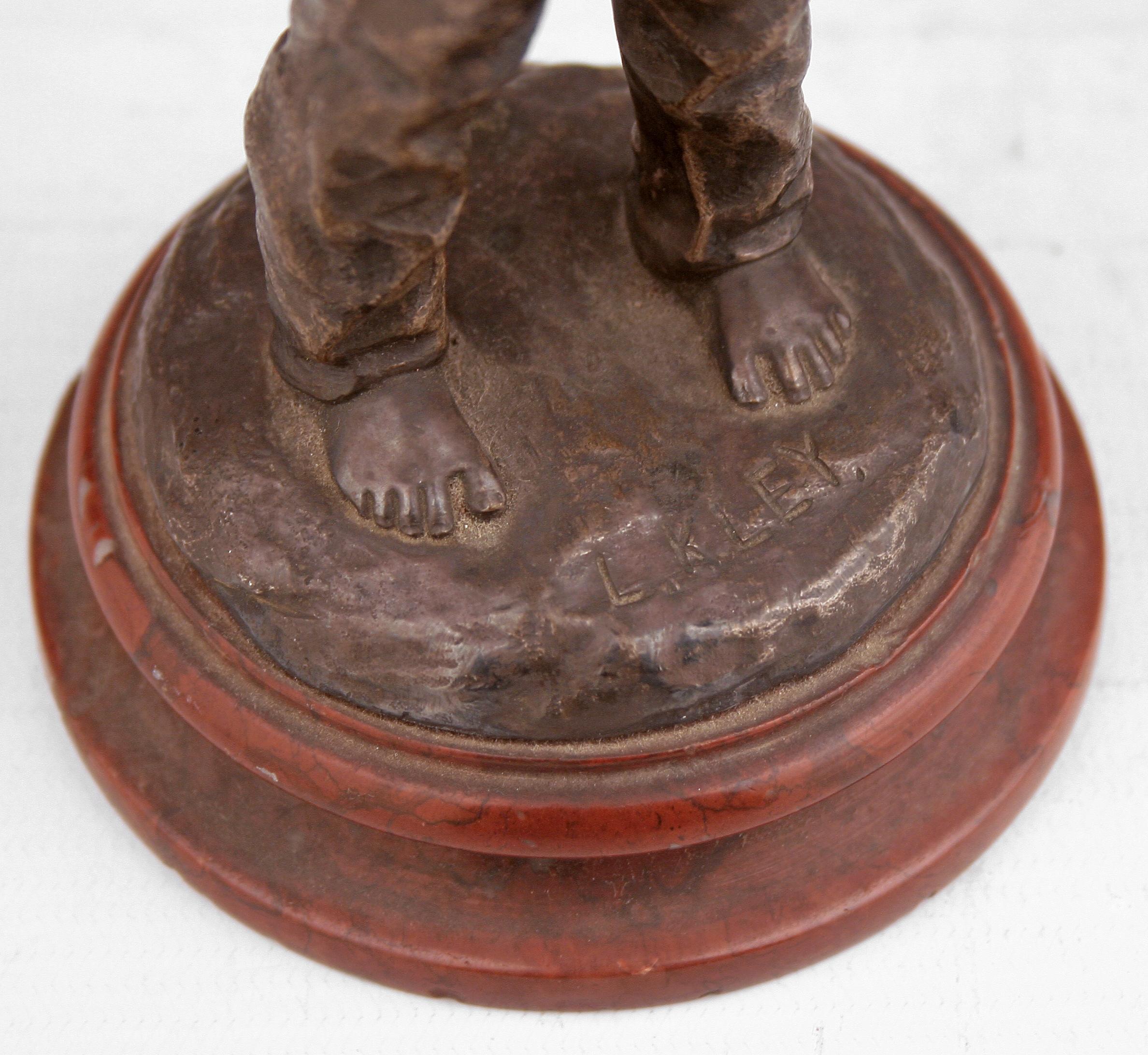 Cuivre Sculpture en bronze française de la Belle Époque représentant un garçon avec une combinaison et un chapeau par Louis Kley en vente