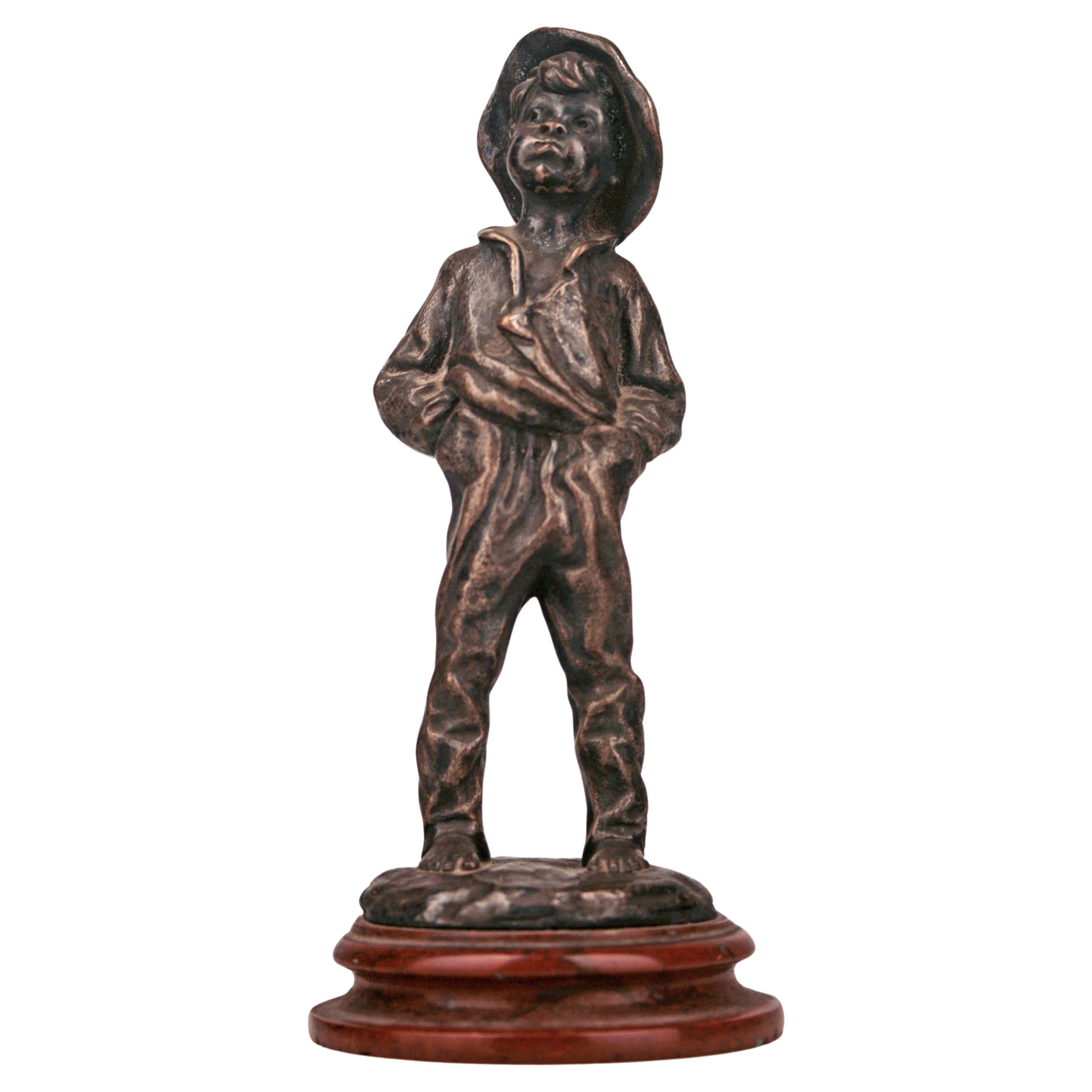 Sculpture en bronze française de la Belle Époque représentant un garçon avec une combinaison et un chapeau par Louis Kley