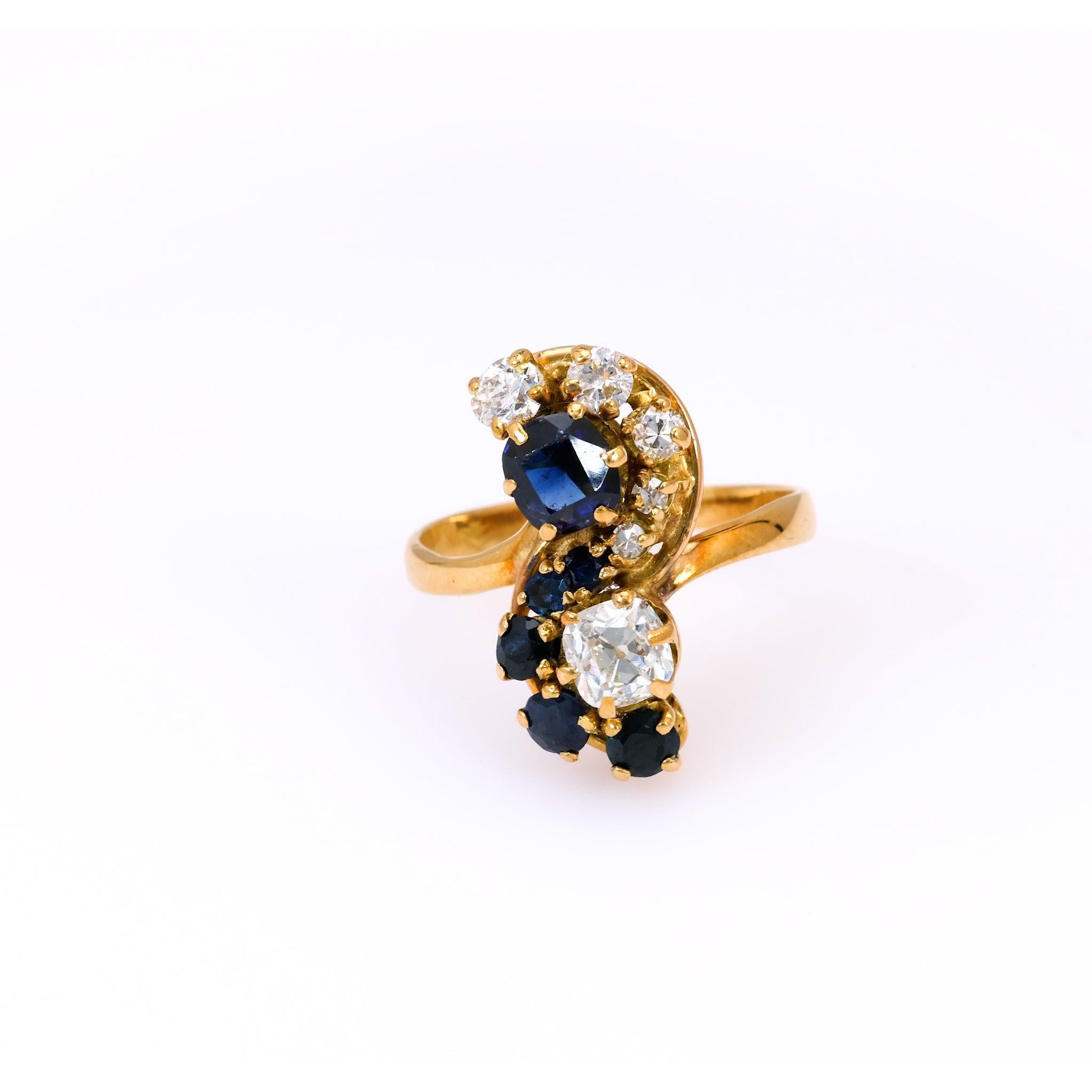 Belle Époque French Diamond and Sapphire 18k Yellow Gold Toi et Moi Ring In Good Condition For Sale In Beverly Hills, CA