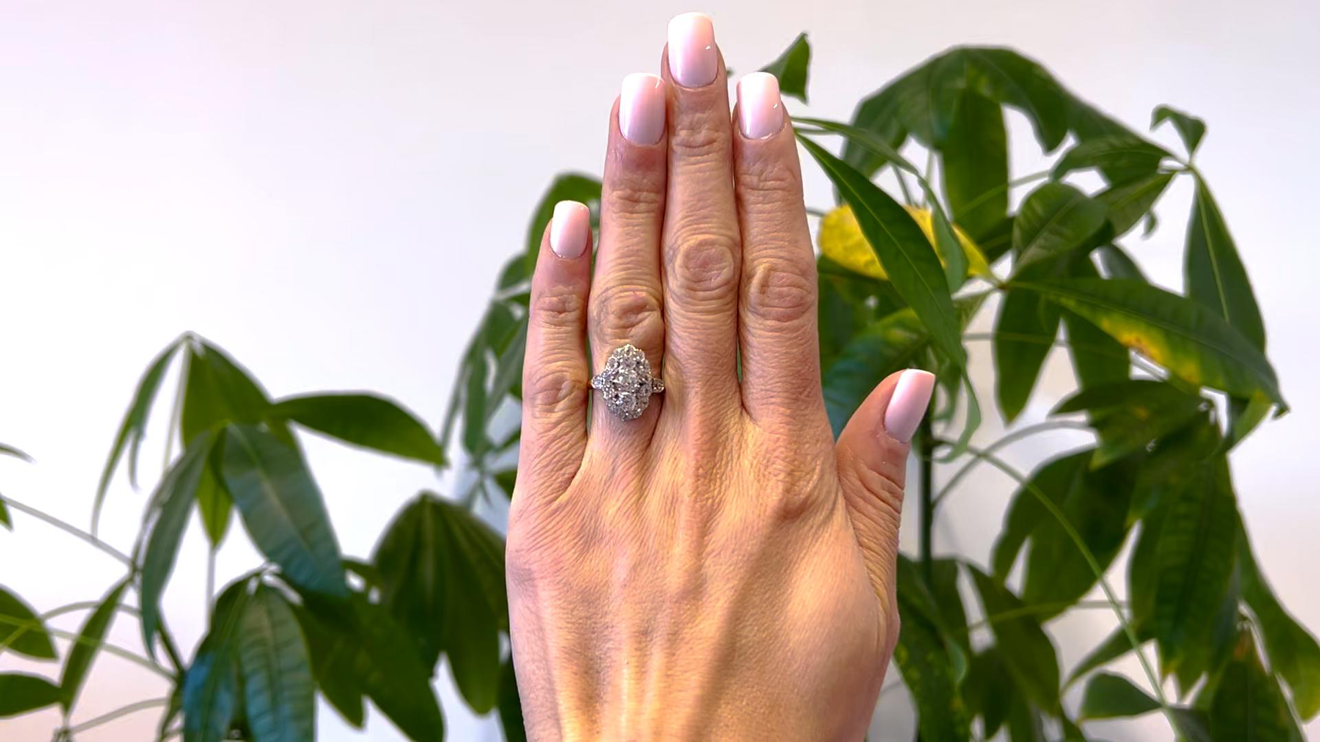 Eine Belle Époque Französisch Diamant Platin 18k Rose Gold Ring. Mit drei Diamanten im Altminenschliff mit einem Gesamtgewicht von ca. 1,25 Karat, eingestuft als nahezu farblos bis schwach, Reinheit SI-I1. Akzentuiert durch 20 Diamanten im