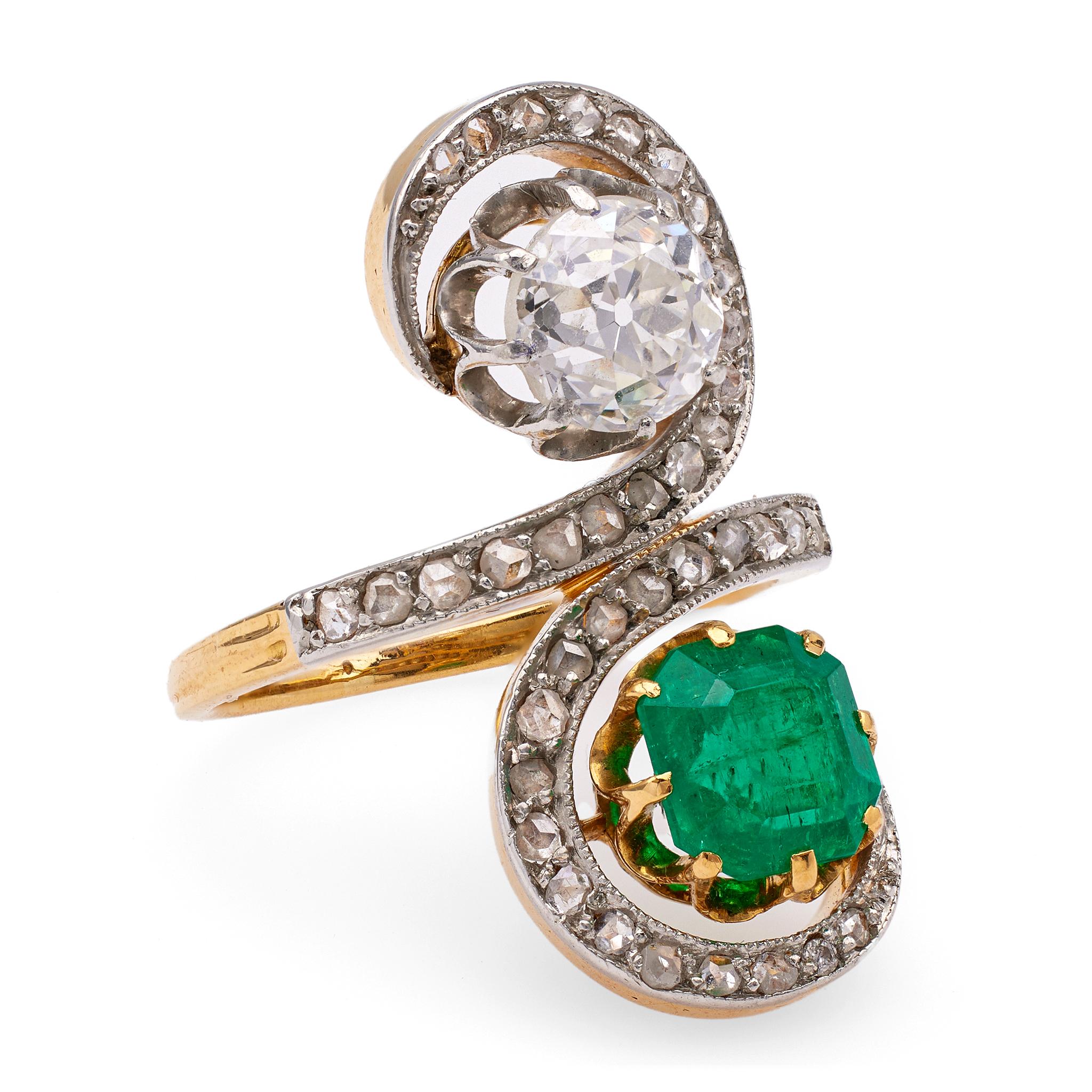 Women's or Men's Belle Époque French Emerald and Diamond 18k Yellow Gold Platinum Toi et Moi Ring For Sale