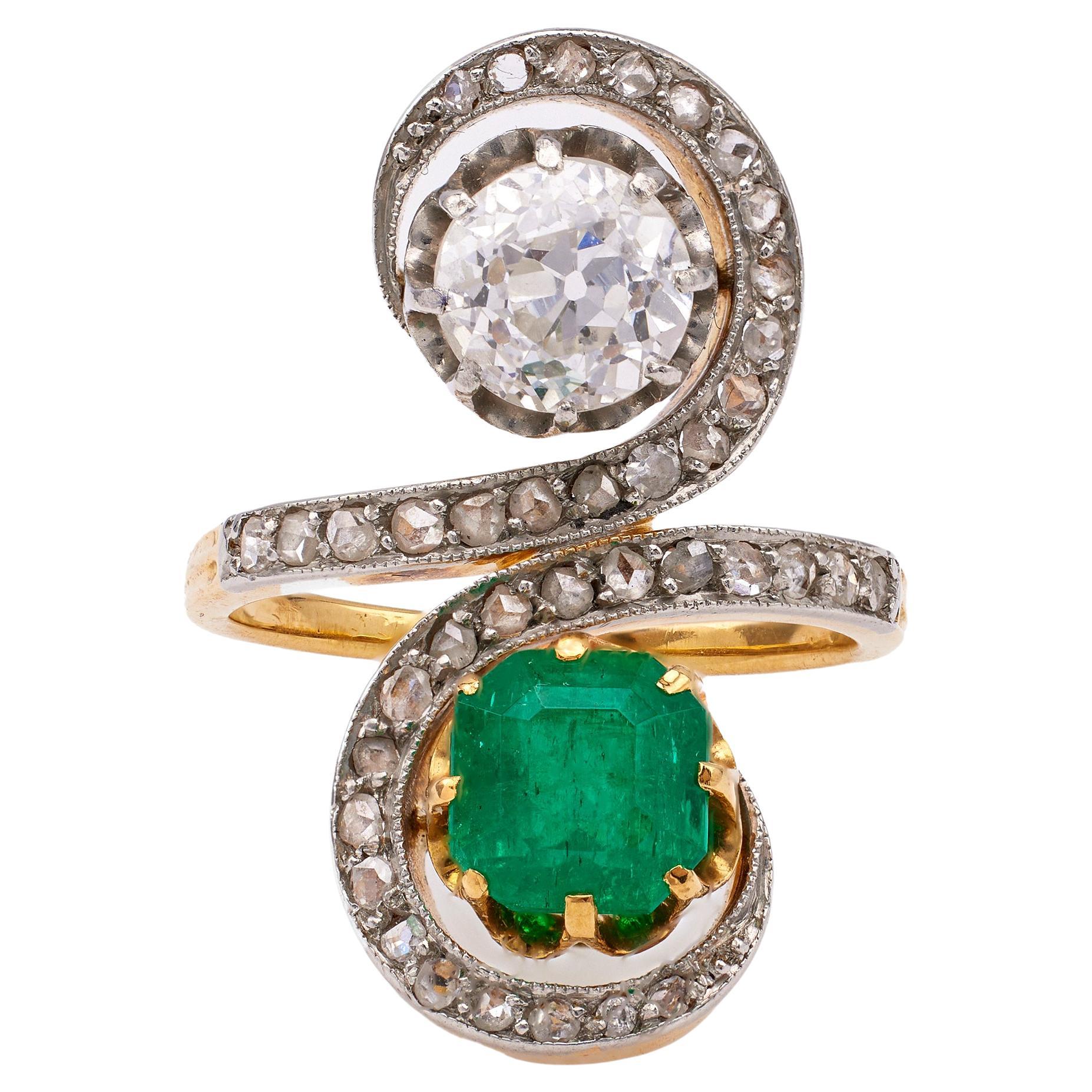 Belle Époque French Emerald and Diamond 18k Yellow Gold Platinum Toi et Moi Ring For Sale