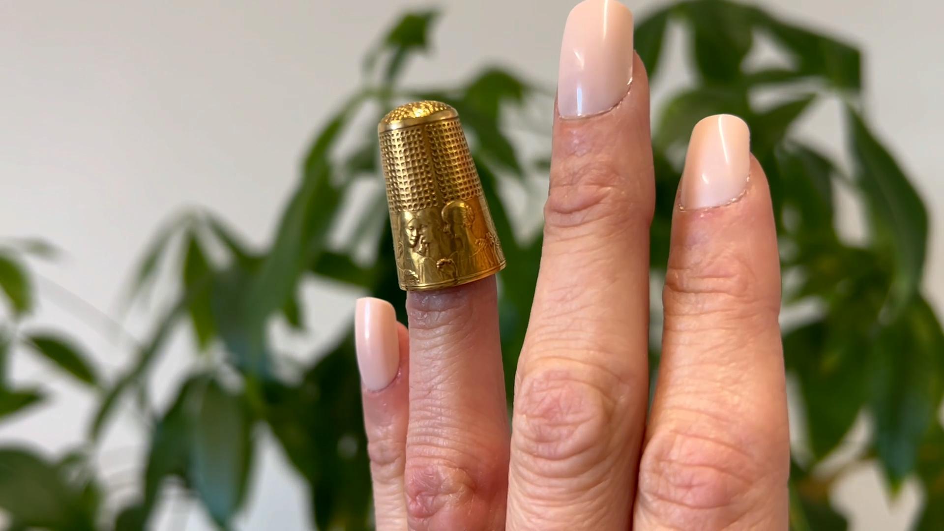 Belle Époque French Frédéric Charles de Vernon & Julien Duval 18k Gold Thimble In Good Condition In Beverly Hills, CA