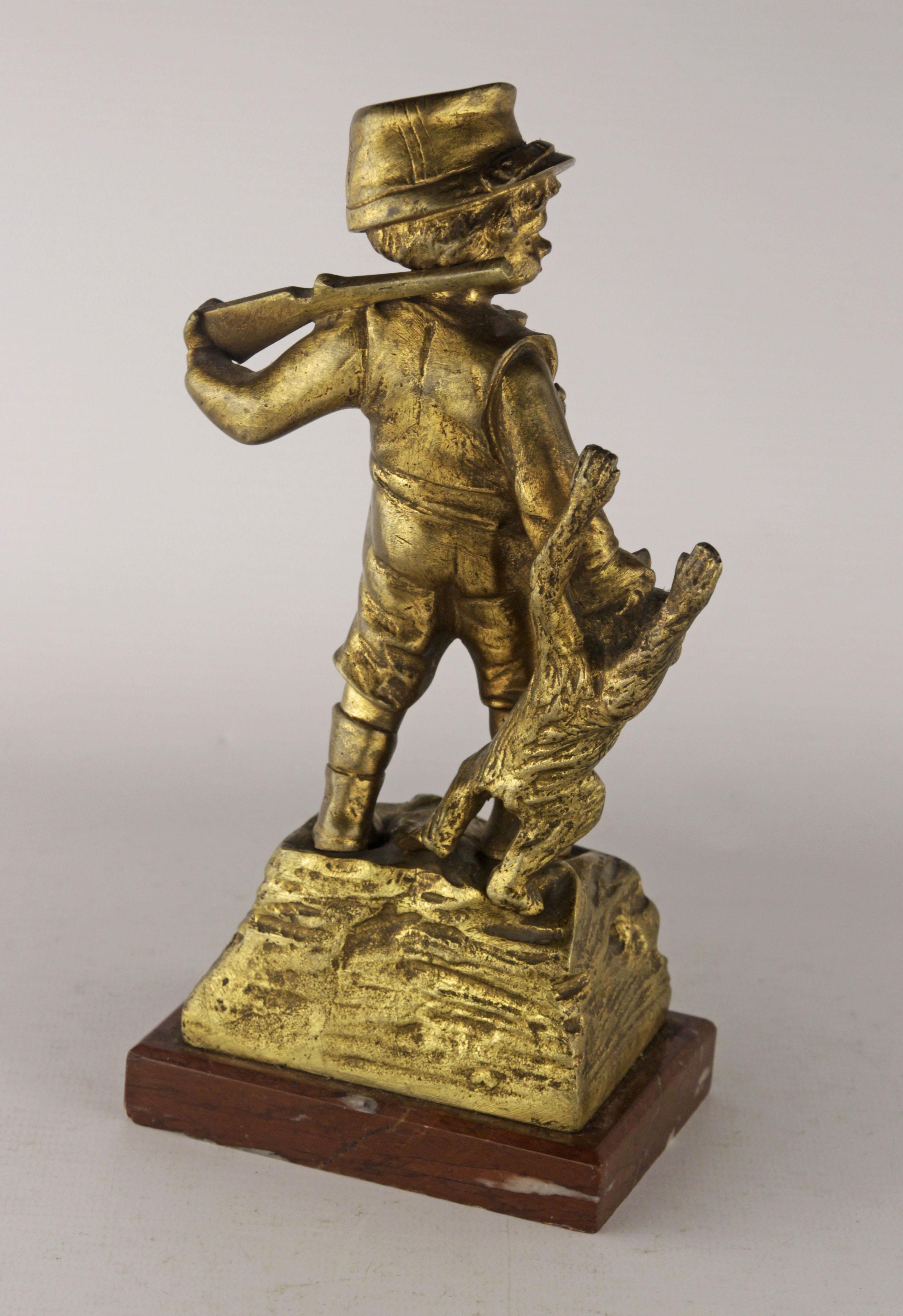Français Belle Époque - Sculpture en bronze doré représentant un garçon jouant du kamarad par G. Flamand  en vente