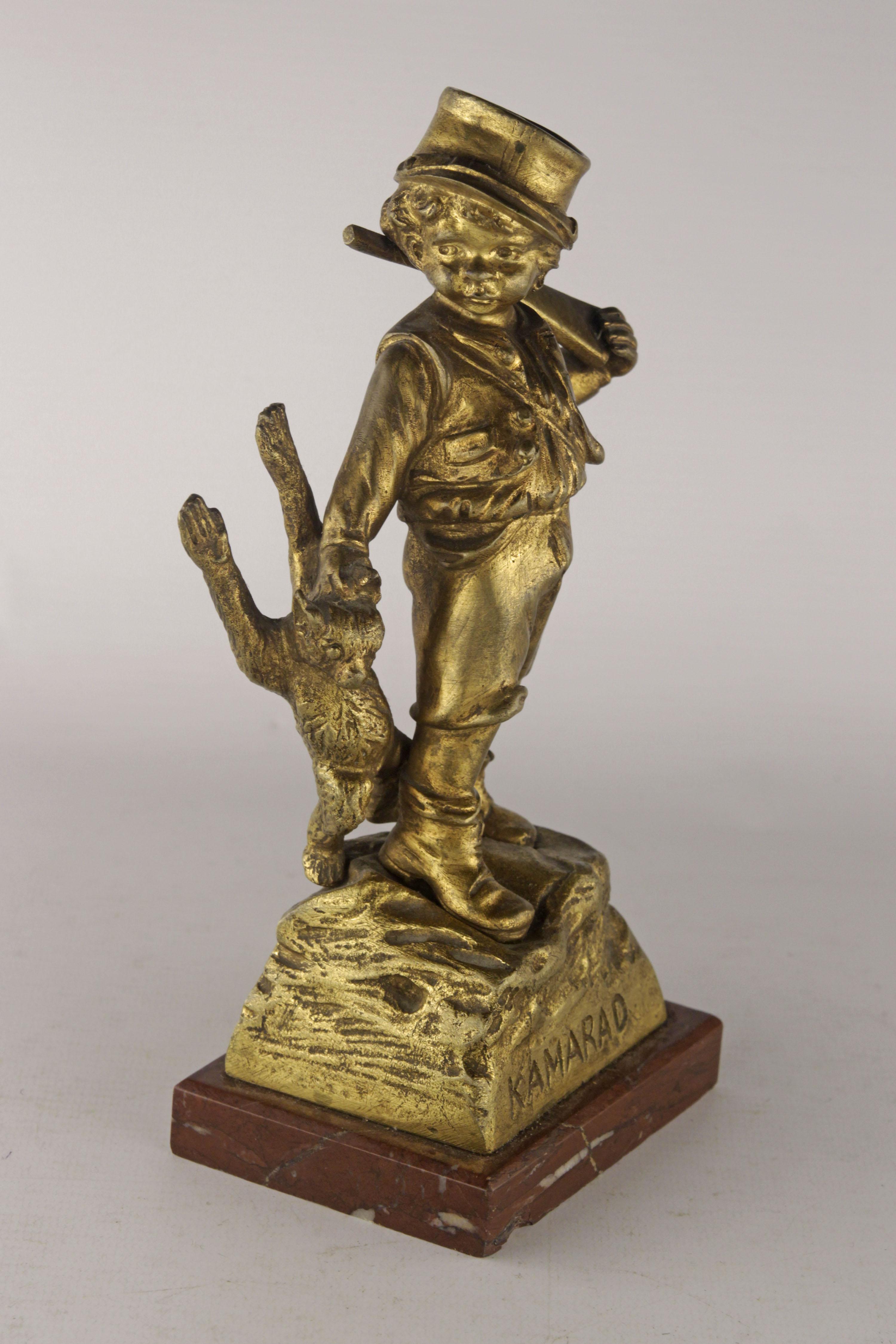 Stampato Scultura in bronzo dorato francese Belle Époque di ragazzo che gioca a Kamarad di G. Flamand  in vendita