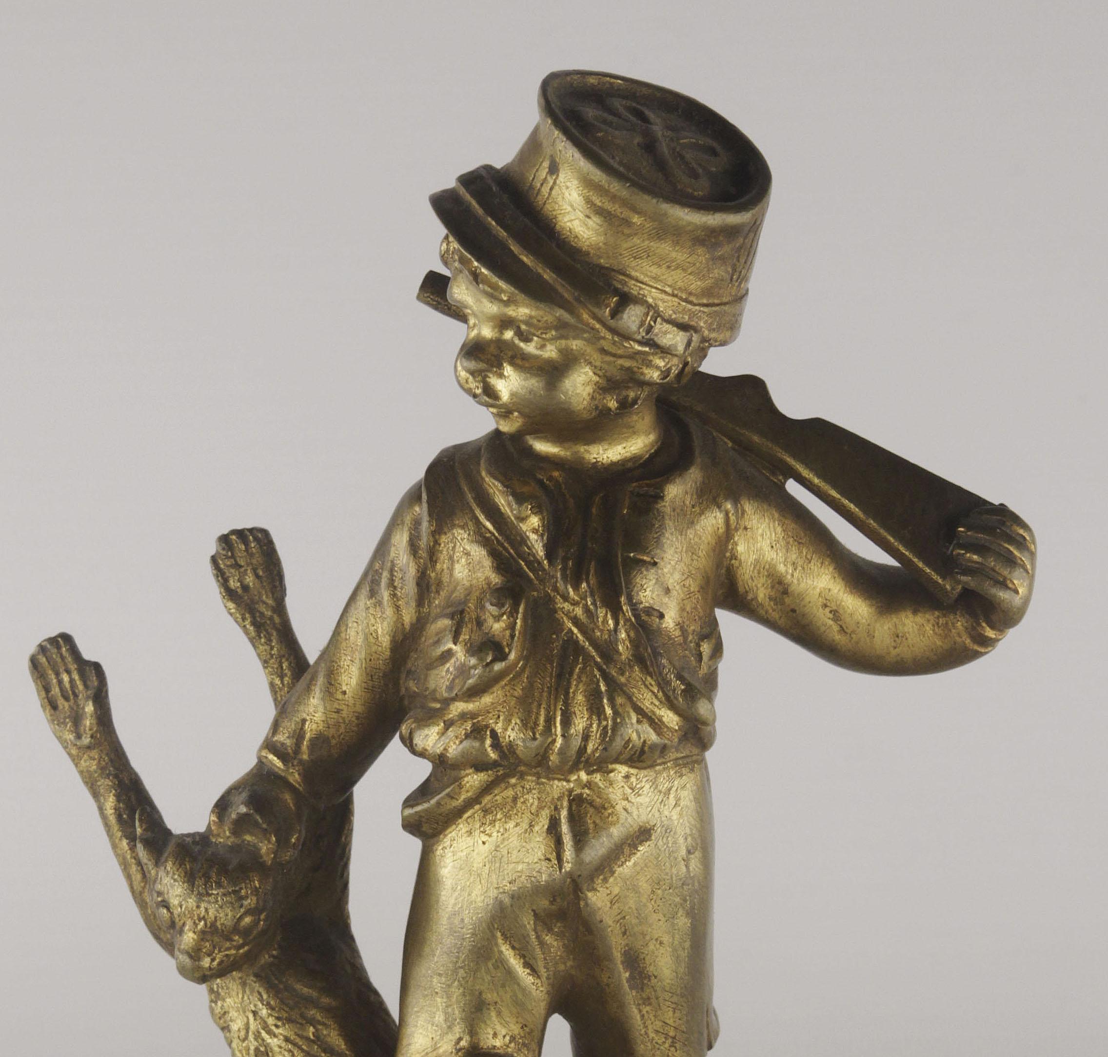 Belle Époque Französische vergoldete Bronzeskulptur eines Kamarad spielenden Jungen von G. Flamand (20. Jahrhundert) im Angebot