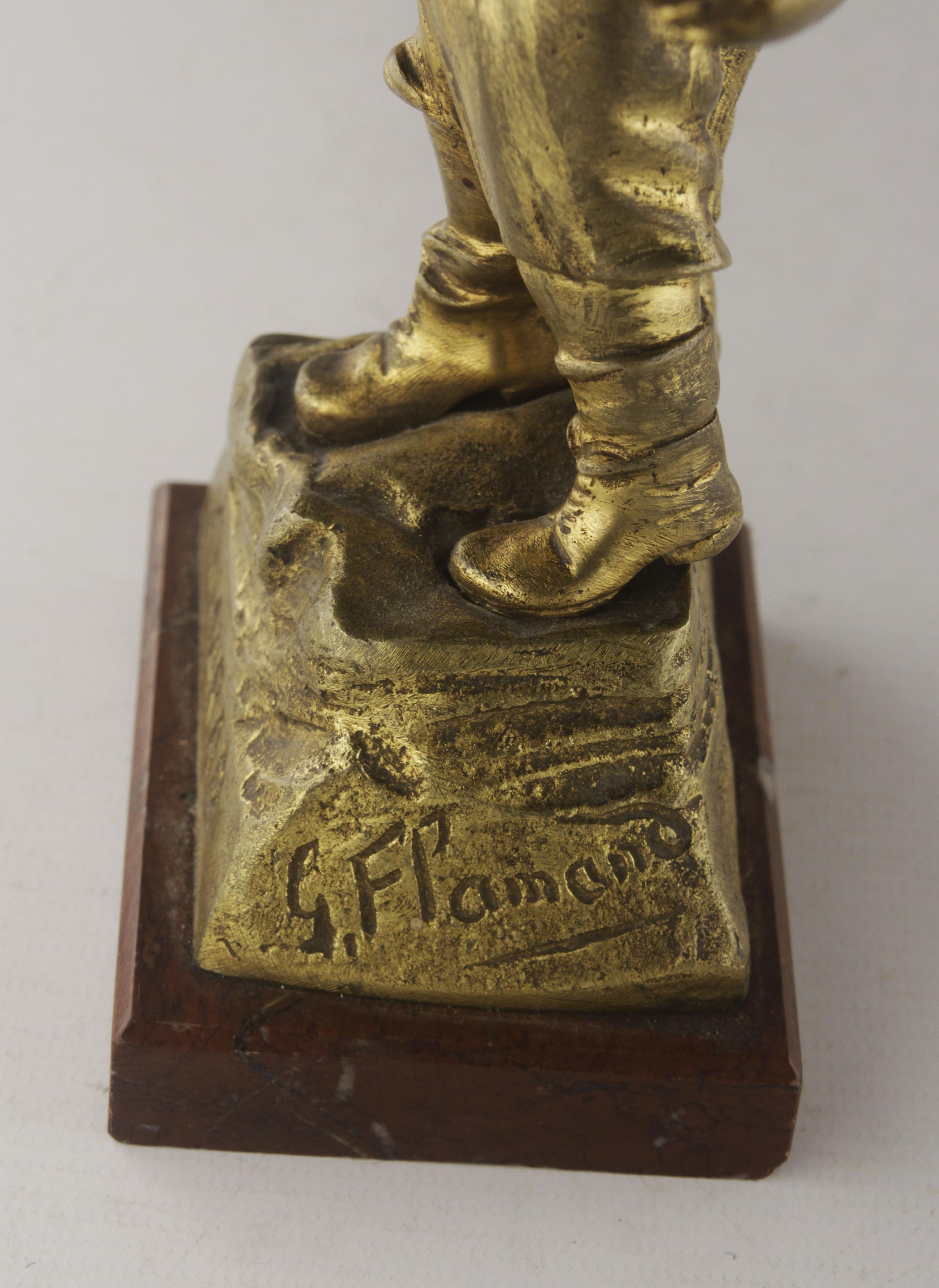 20ième siècle Belle Époque - Sculpture en bronze doré représentant un garçon jouant du kamarad par G. Flamand  en vente