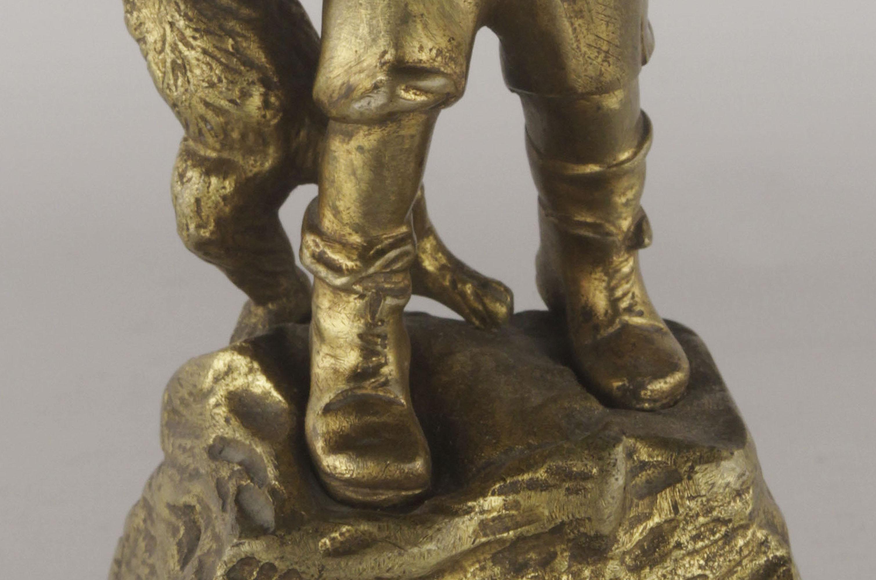 Belle Époque Französische vergoldete Bronzeskulptur eines Kamarad spielenden Jungen von G. Flamand (Kupfer) im Angebot