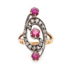 Bague Belle Époque en argent jaune 18 carats avec rubis et diamants