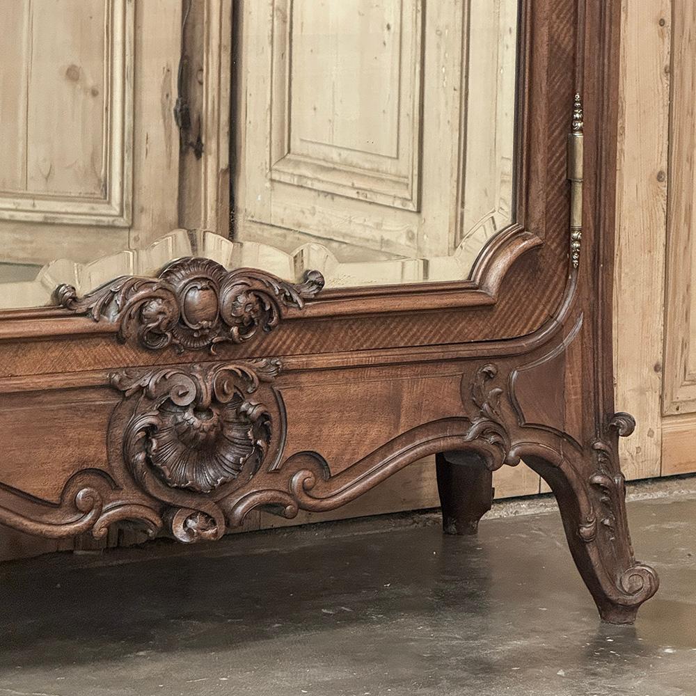 Belle Epoque Französisch Nussbaum Serpentin Armoire aus Paris ca.1900 im Angebot 3