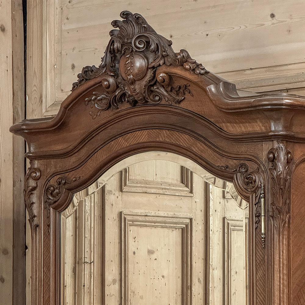 Belle Epoque Französisch Nussbaum Serpentin Armoire aus Paris ca.1900 im Angebot 4