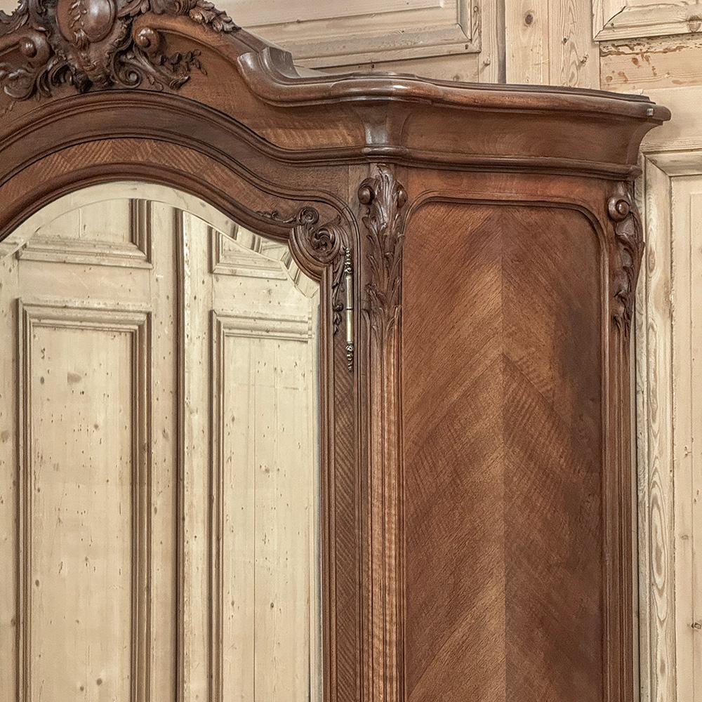 Belle Epoque Französisch Nussbaum Serpentin Armoire aus Paris ca.1900 im Angebot 5