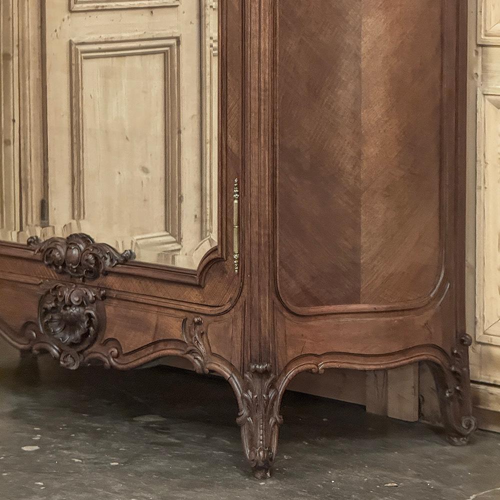 Belle Epoque Französisch Nussbaum Serpentin Armoire aus Paris ca.1900 im Angebot 6