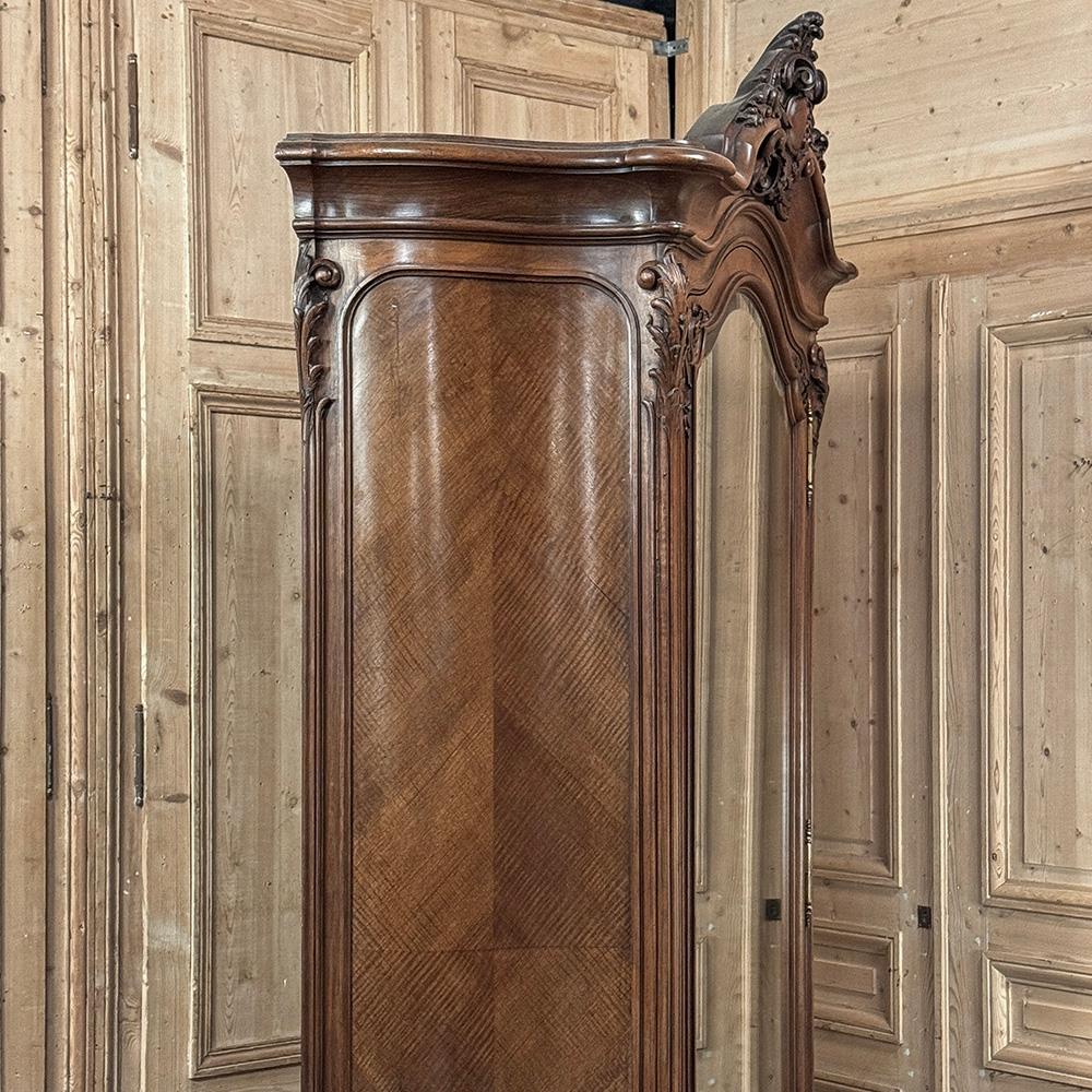Belle Epoque Französisch Nussbaum Serpentin Armoire aus Paris ca.1900 im Angebot 7