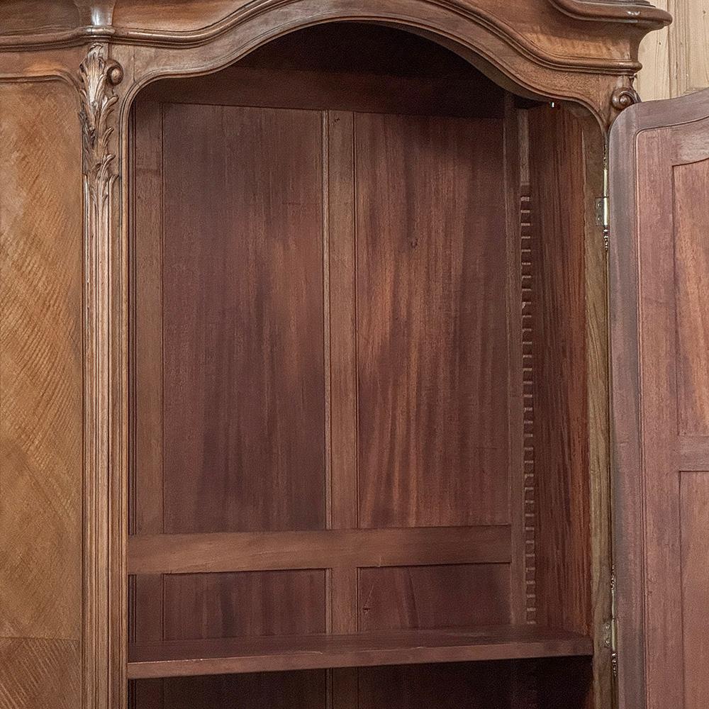 Belle Epoque Französisch Nussbaum Serpentin Armoire aus Paris ca.1900 im Angebot 11