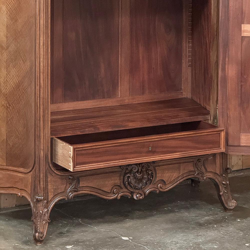 Belle Epoque Französisch Nussbaum Serpentin Armoire aus Paris ca.1900 im Angebot 12