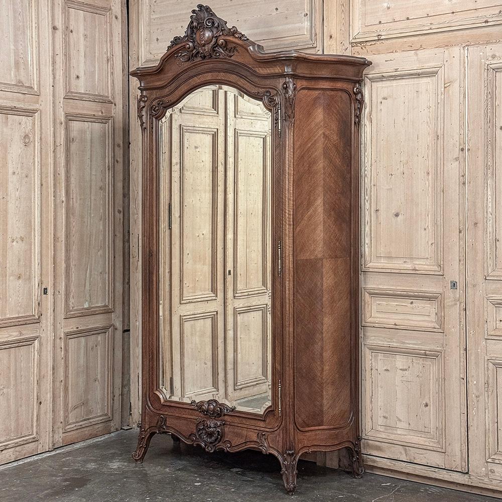 Belle Epoque Französisch Nussbaum Serpentine Armoire aus Paris ca.1900 ist ein berauschendes Beispiel für die feinste Alte Welt Handwerkskunst von einem renommierten Hersteller ~ Maison Lalande Devouge Raus & Cie, in 54 Rue de Charenton in Paris. 