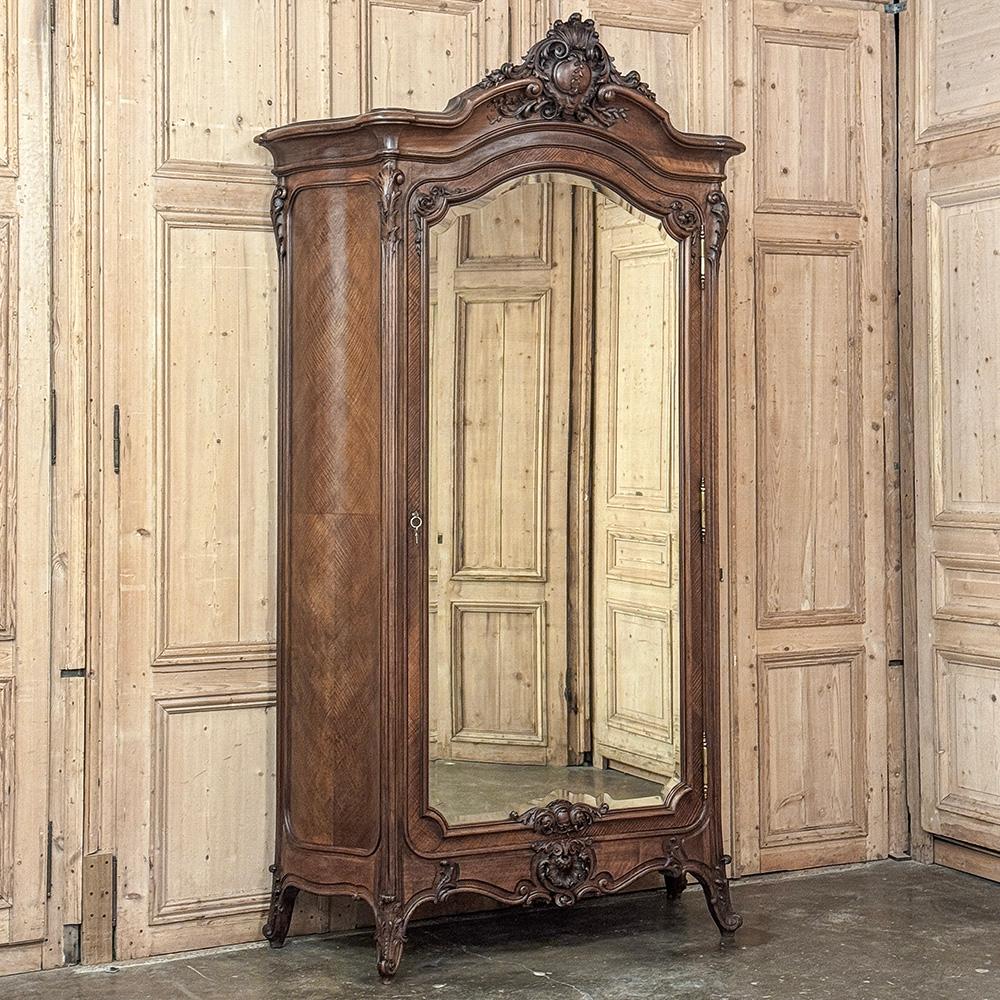 Belle Epoque Französisch Nussbaum Serpentin Armoire aus Paris ca.1900 (Belle Époque) im Angebot