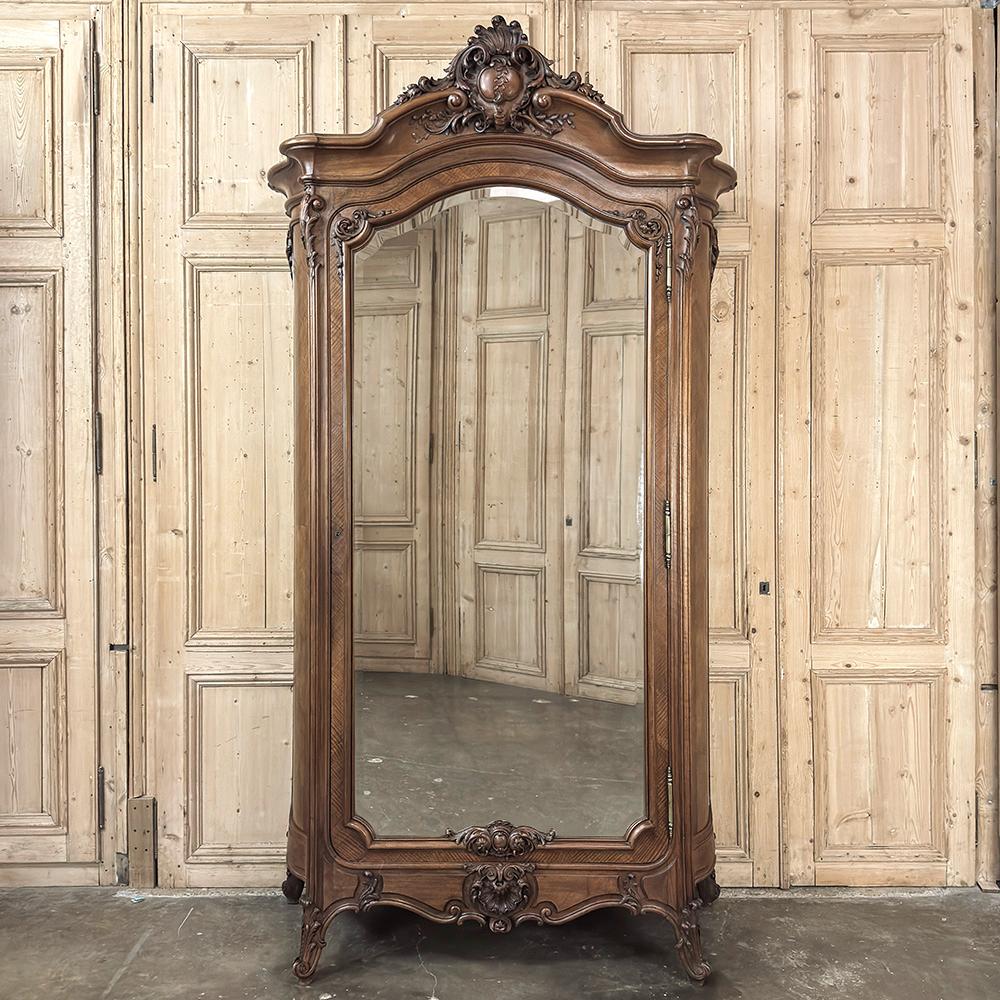 Belle Epoque Französisch Nussbaum Serpentin Armoire aus Paris ca.1900 (Abgeschrägt) im Angebot