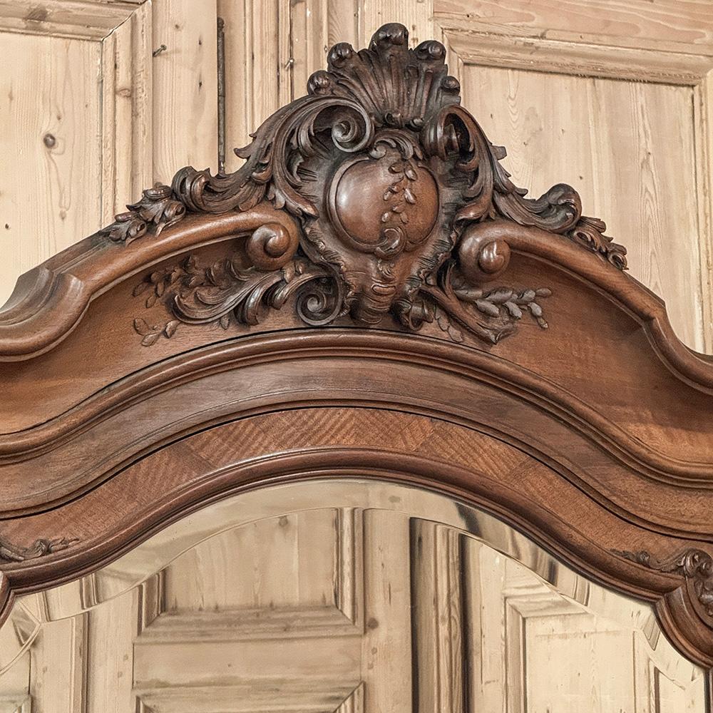 Belle Epoque Französisch Nussbaum Serpentin Armoire aus Paris ca.1900 im Zustand „Gut“ im Angebot in Dallas, TX