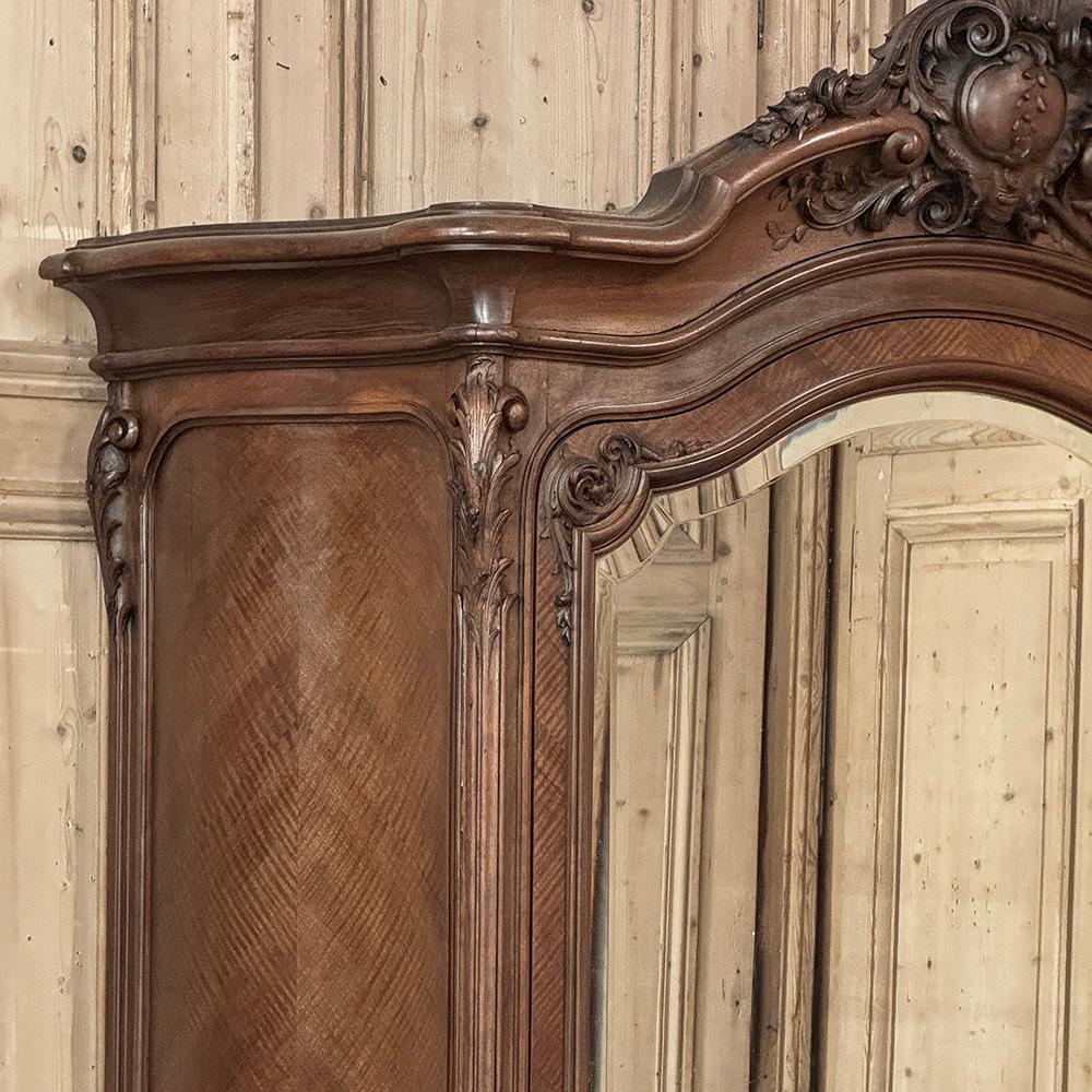 Belle Epoque Französisch Nussbaum Serpentin Armoire aus Paris ca.1900 (Frühes 20. Jahrhundert) im Angebot