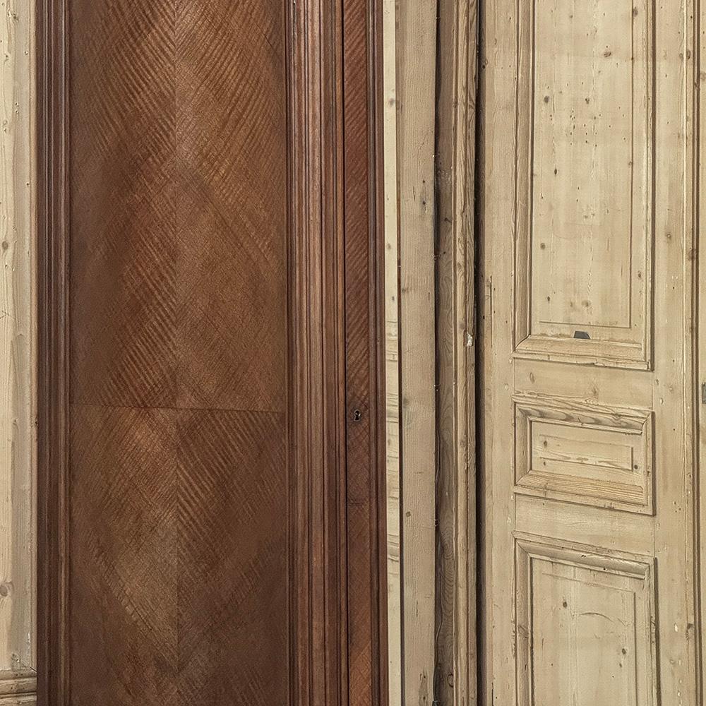 Belle Epoque Französisch Nussbaum Serpentin Armoire aus Paris ca.1900 (Messing) im Angebot