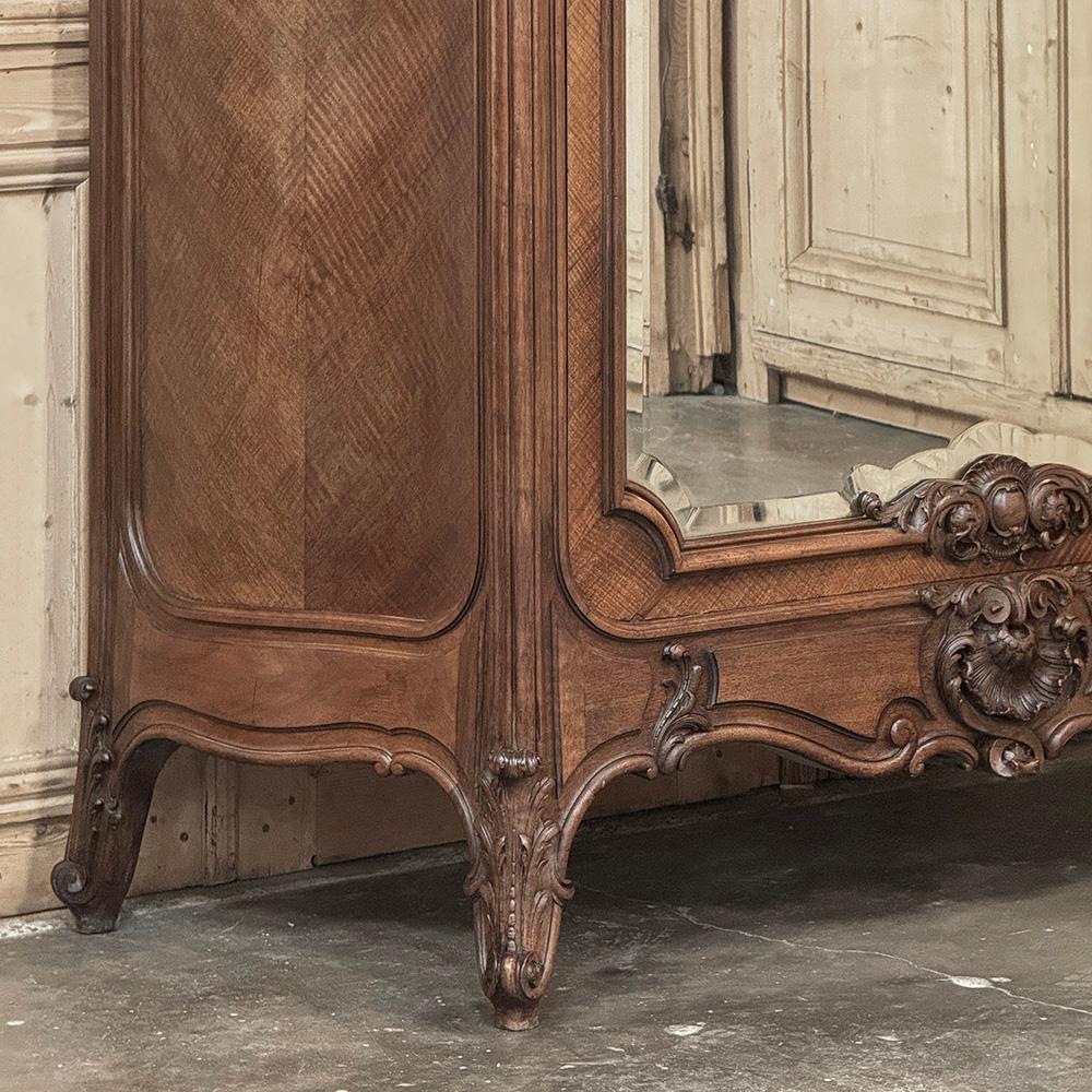 Belle Epoque Französisch Nussbaum Serpentin Armoire aus Paris ca.1900 im Angebot 1
