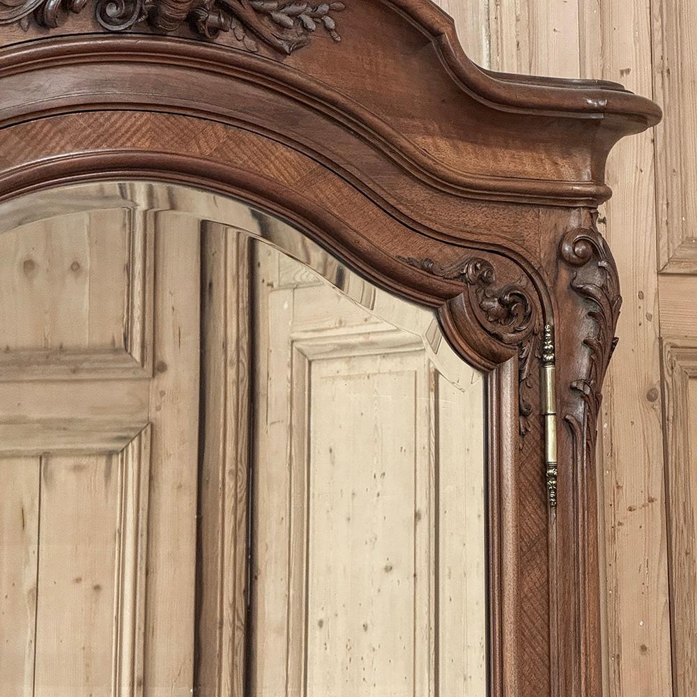 Belle Epoque Französisch Nussbaum Serpentin Armoire aus Paris ca.1900 im Angebot 2