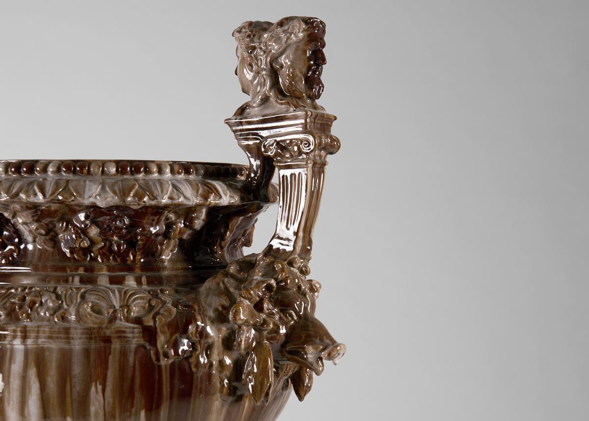Belle Époque Glazed Ceramic Majolica Jardinière on a Griffin-shaped Stand In Good Condition For Sale In New York, NY
