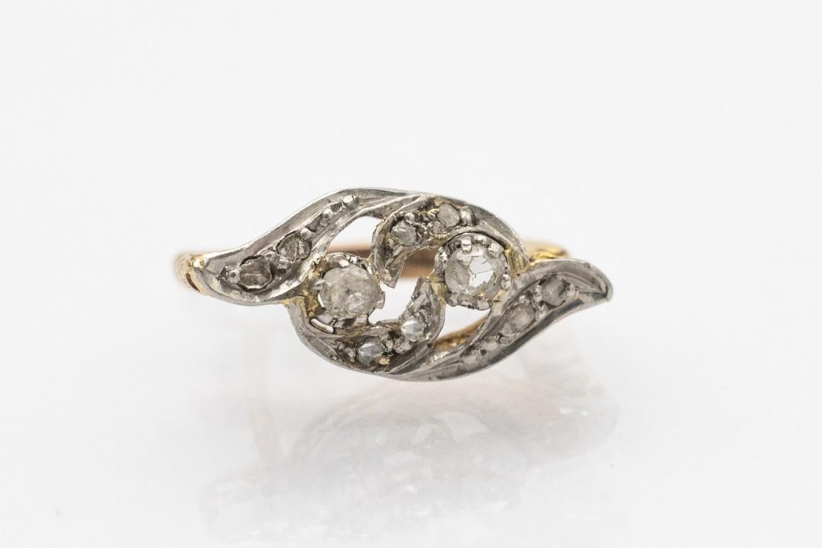 A pair of antique earrings in 18-karat white and yellow gold with an openwork leaf pattern with small rose-cut diamonds.

Weight: 2.2g.

Length: 1.5cm

Good condition, appropriate to the age of the product.

Origin: Western Europe, first half of the
