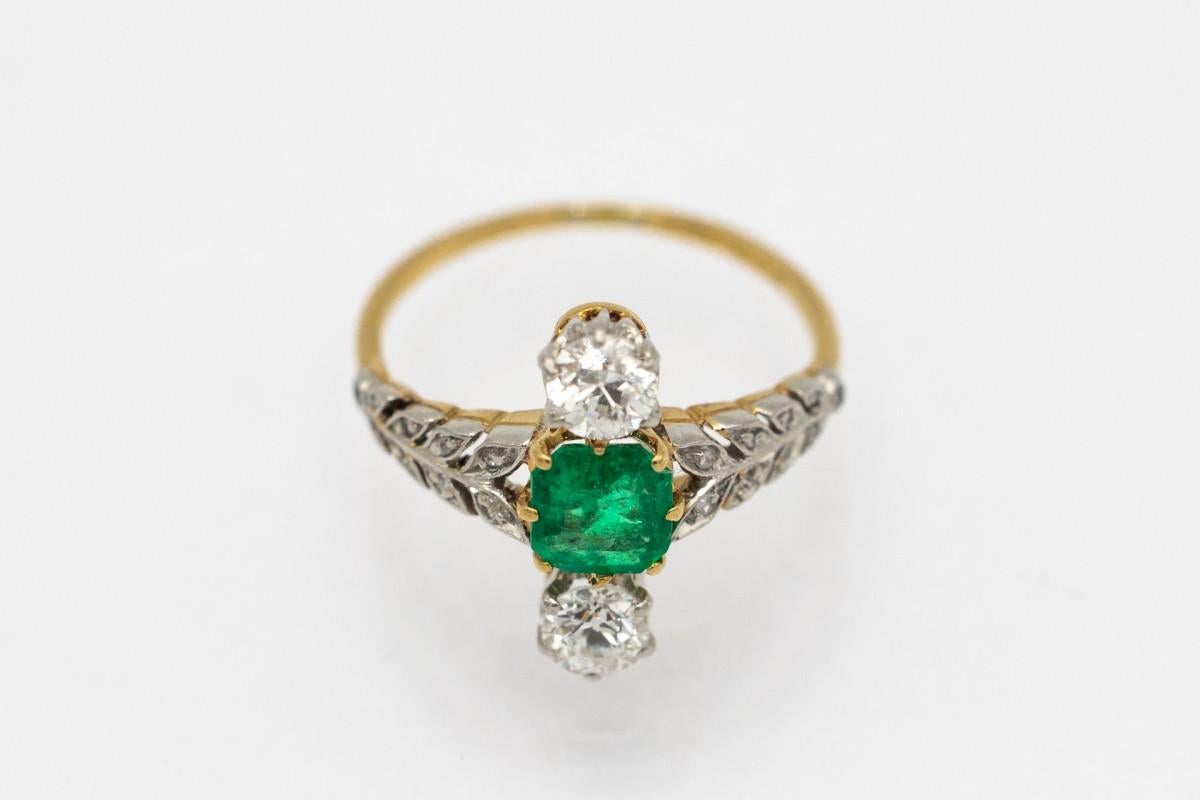 Belle Époque Belle Epoque gold ring with emerald and diamonds, early 20th century. For Sale